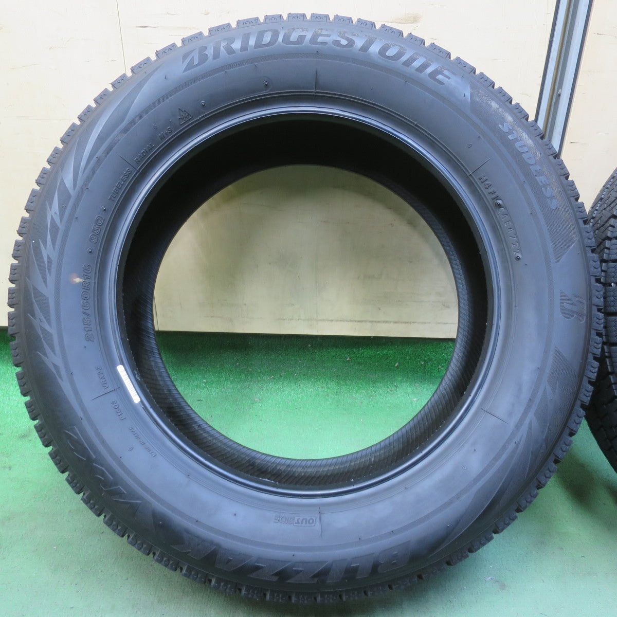 バリ溝！22年！ほぼ10分◎スタッドレス 215/60R16 ブリヂストン ブリザック VRX2 タイヤ 16インチ エスティマ マークX カムリ WR-V オデッセイ ヴェゼル CX-3 MPV 等◎6090406イス
