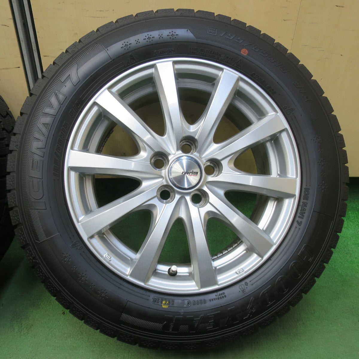 バリ溝！22年！キレイ！9.5分以上★プリウス 等 195/65R15 スタッドレス グッドイヤー アイスナビ7 ravrion RS01 ラブリオン 15インチ PCD100/5H★5111401イス