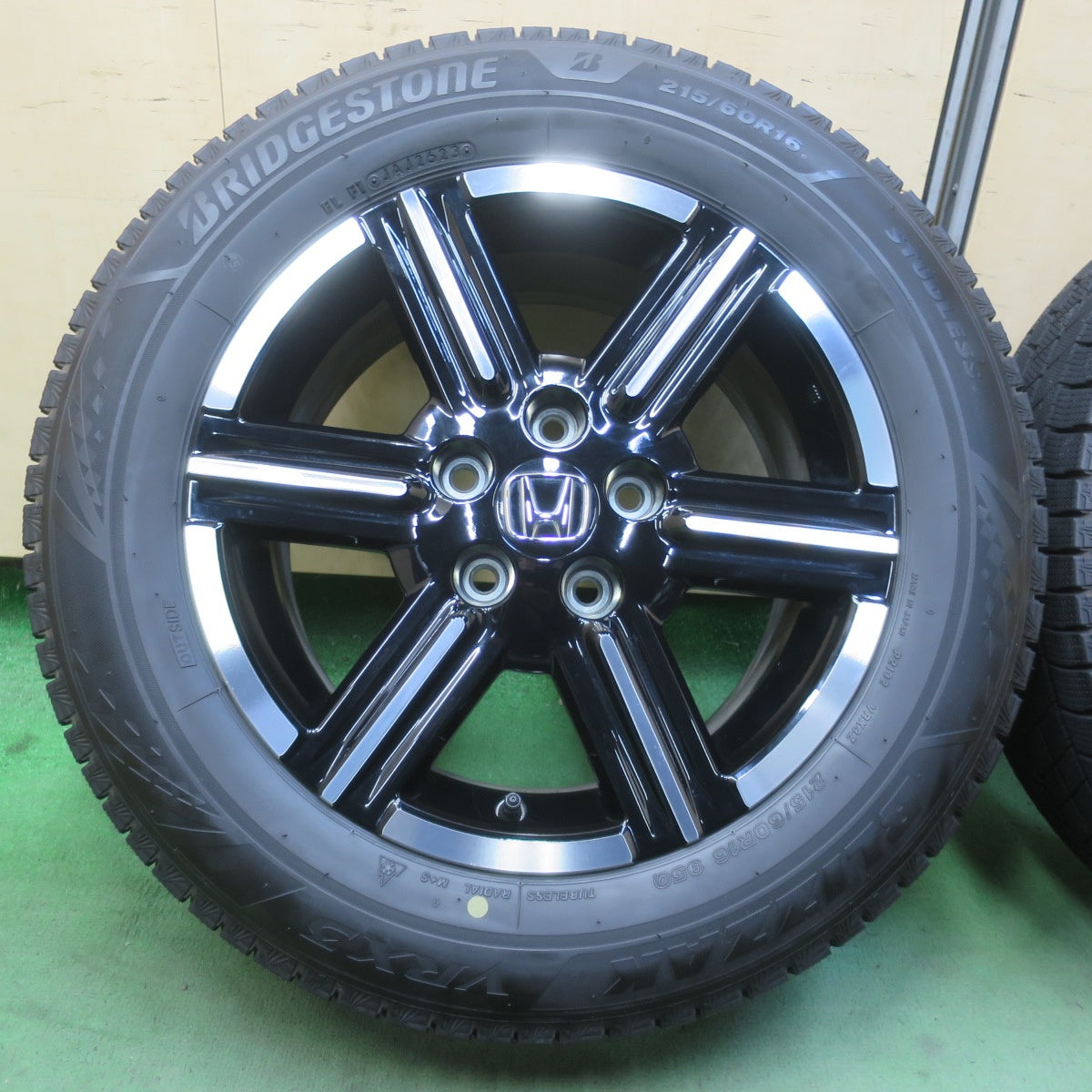 バリ溝！23年！キレイ！9.5分★ホンダ RV ヴェゼル 純正 215/60R16 スタッドレス ブリヂストン ブリザック VRX3 16インチ PCD114.3/5H★6032305イス