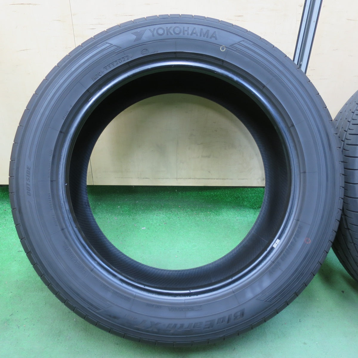 バリ溝！22年！9.5分！2本★235/55R18 ヨコハマ BluEarth-XT AE61 タイヤ 18インチ ハリアー NX GLB XC40 等★5042812イノタ