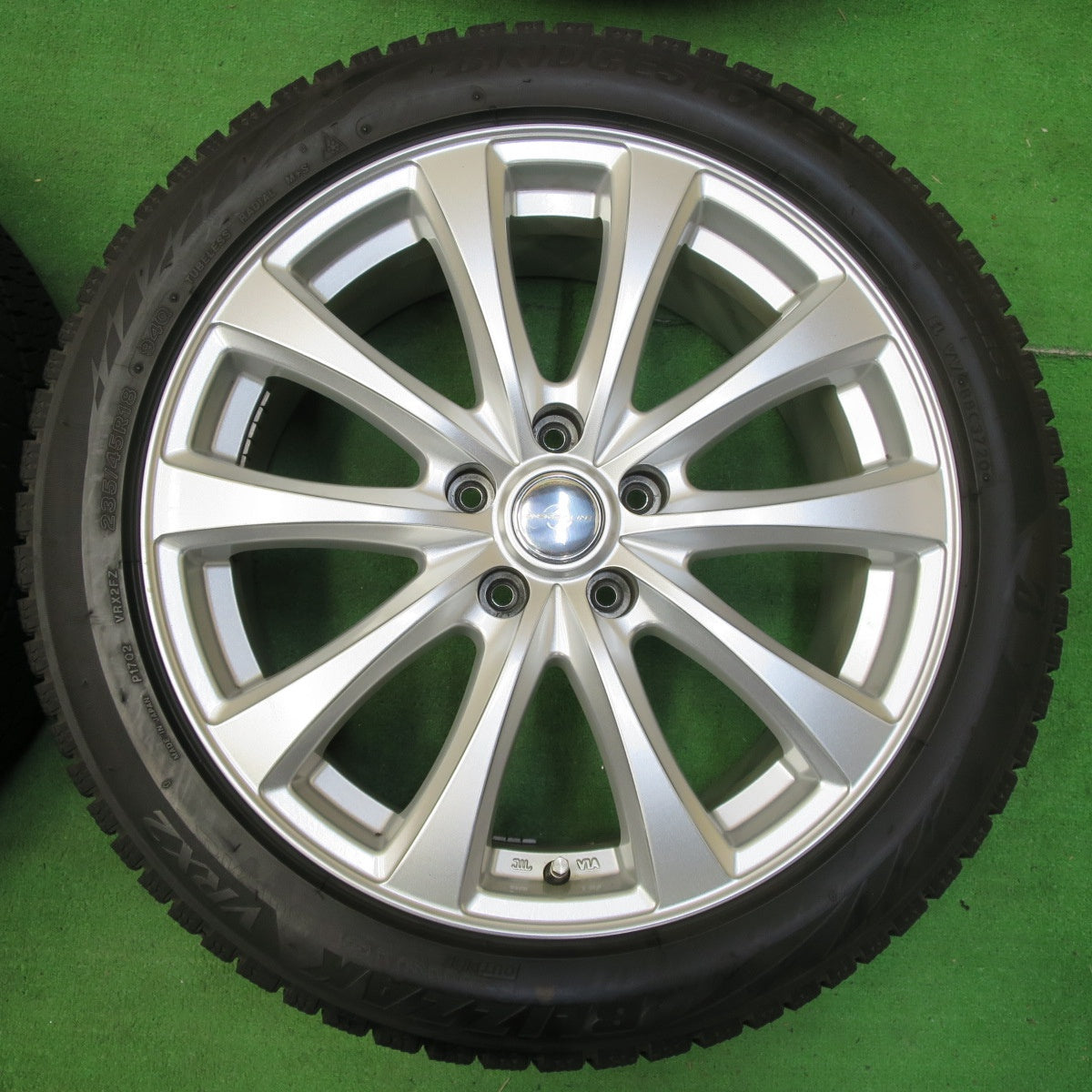 *送料無料* キレイ！20年★スタッドレス 235/45R18 ブリヂストン ブリザック VRX2 ENERGY LiNE エナジーライン PCD114.3/5H★4062204イス