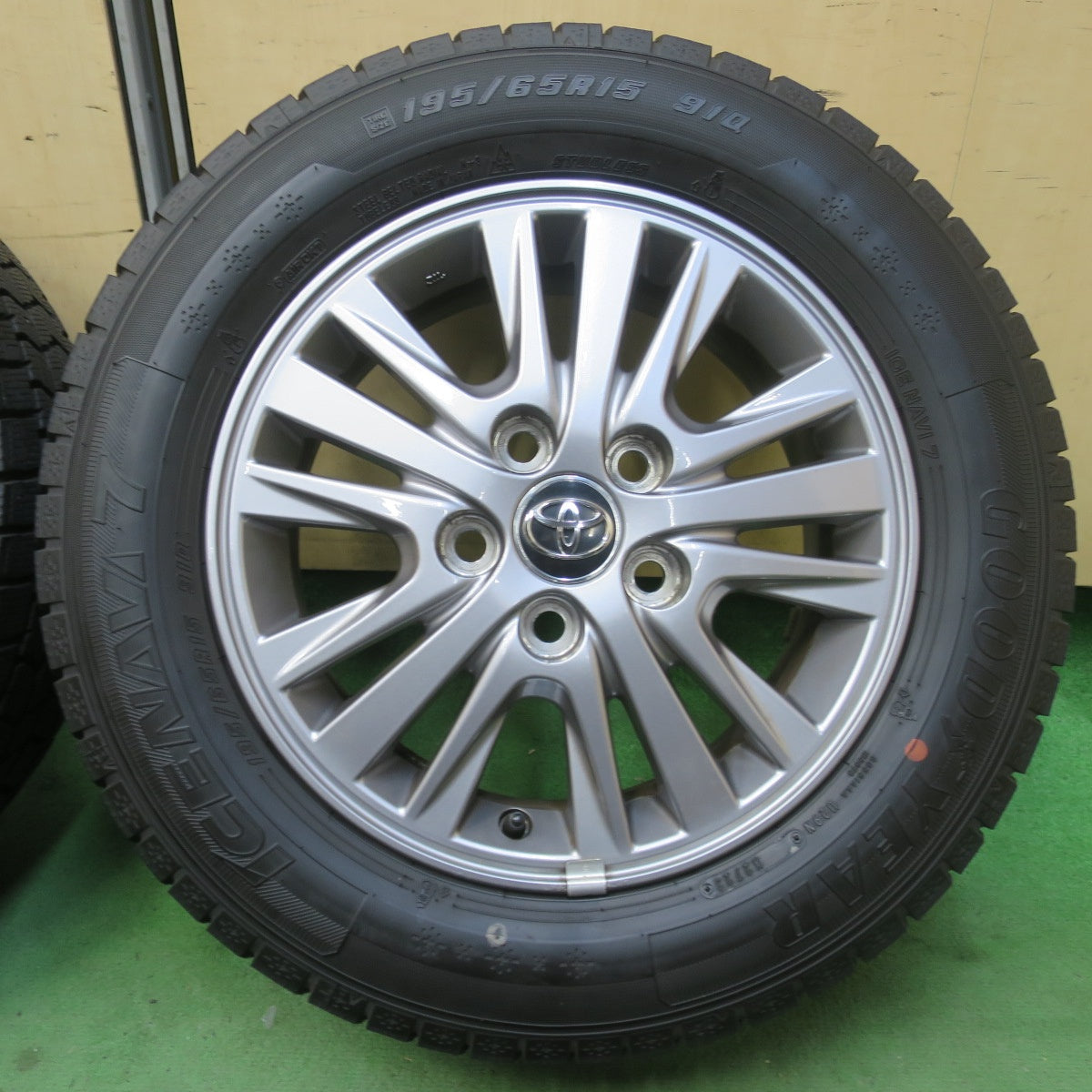 バリ溝！23年！キレイ！9.5分★トヨタ 80系 ノア ヴォクシー 純正 195/65R15 スタッドレス グッドイヤー アイスナビ7 15インチ PCD114.3/5H★6022606イス