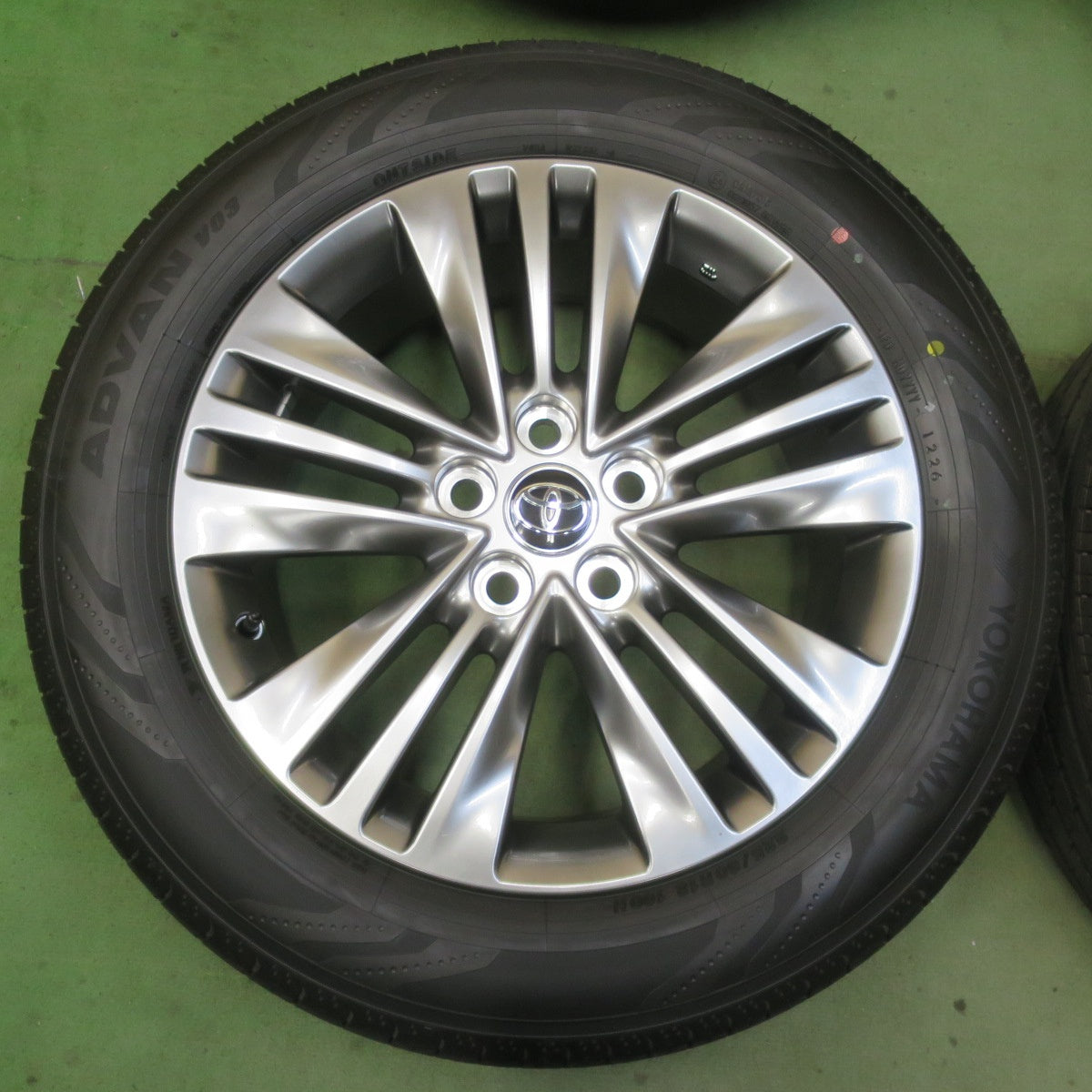 新車外し！26年★トヨタ 40系 アルファード Zグレード 純正 225/60R18 ヨコハマ アドバン V03 18インチ PCD120/5H★6050611イノ