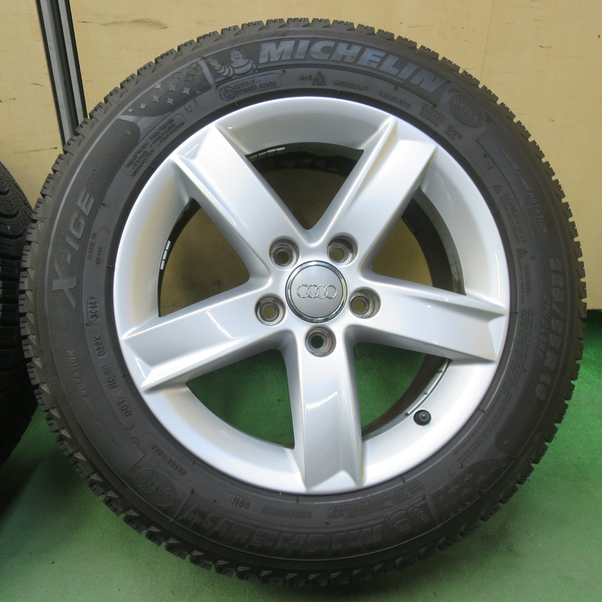 バリ溝！キレイ！9分★アウディ A4 純正 225/55R16 スタッドレス ミシュラン X-ICE XI3 16インチ PCD112/5H★6051902イス