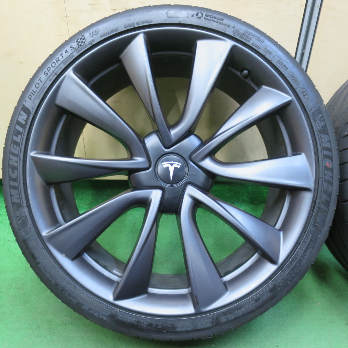 [送料無料] キレイ！20年★テスラ モデル3 純正 235/35R20 ミシュラン パイロットスポーツ4 S 20インチ PCD114.3/5H★4111601イノ