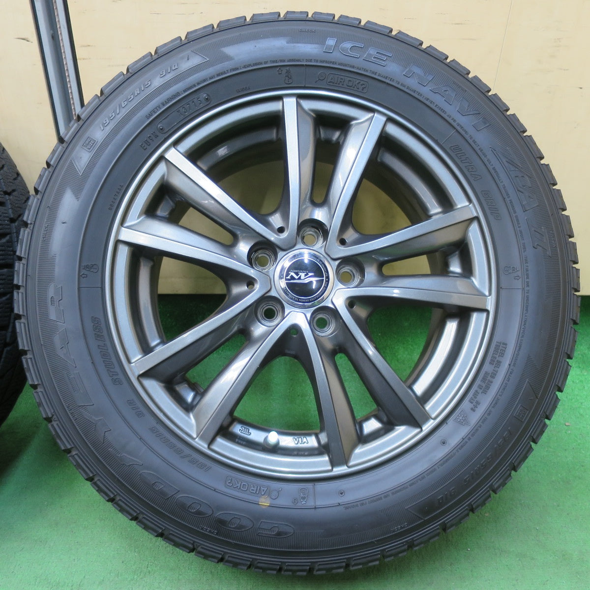 [送料無料] バリ溝！キレイ！8.5分★プリウス 等 195/65R15 スタッドレス グッドイヤー アイスナビ ZEA2 NIRVANA NV ニルヴァーナ ニルバーナ 15インチ PCD100/5H★5031707イス