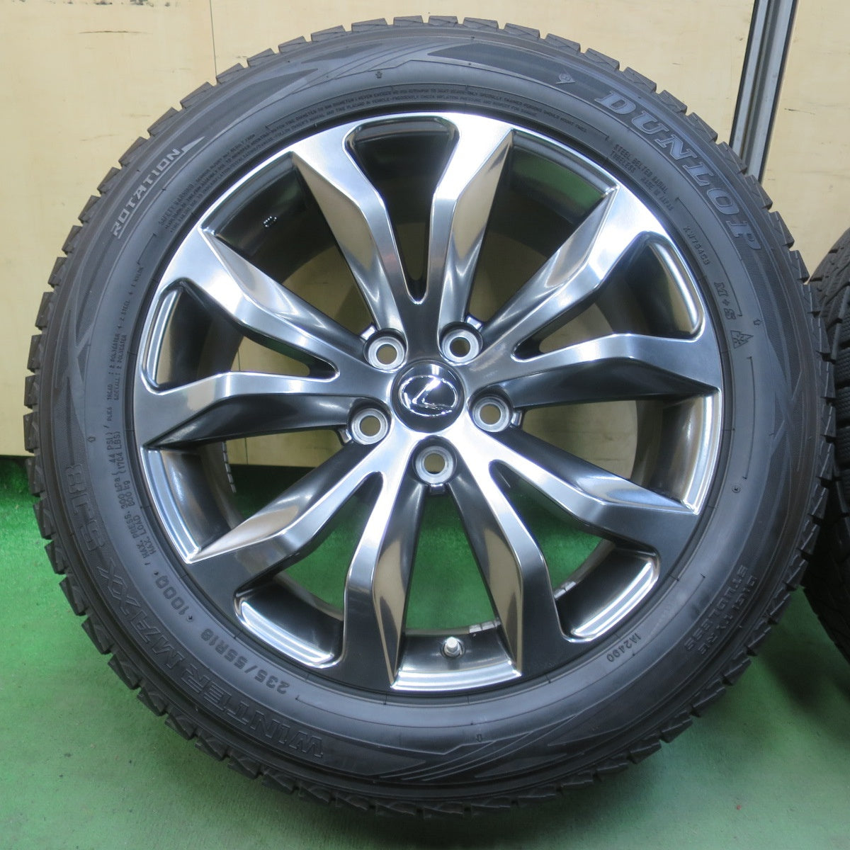 センサー付！バリ溝！キレイ！9.5分★レクサス NX Fスポーツ 純正 235/55R18 スタッドレス ダンロップ ウインターマックス SJ8 18インチ PCD114.3/5H★6042905イス