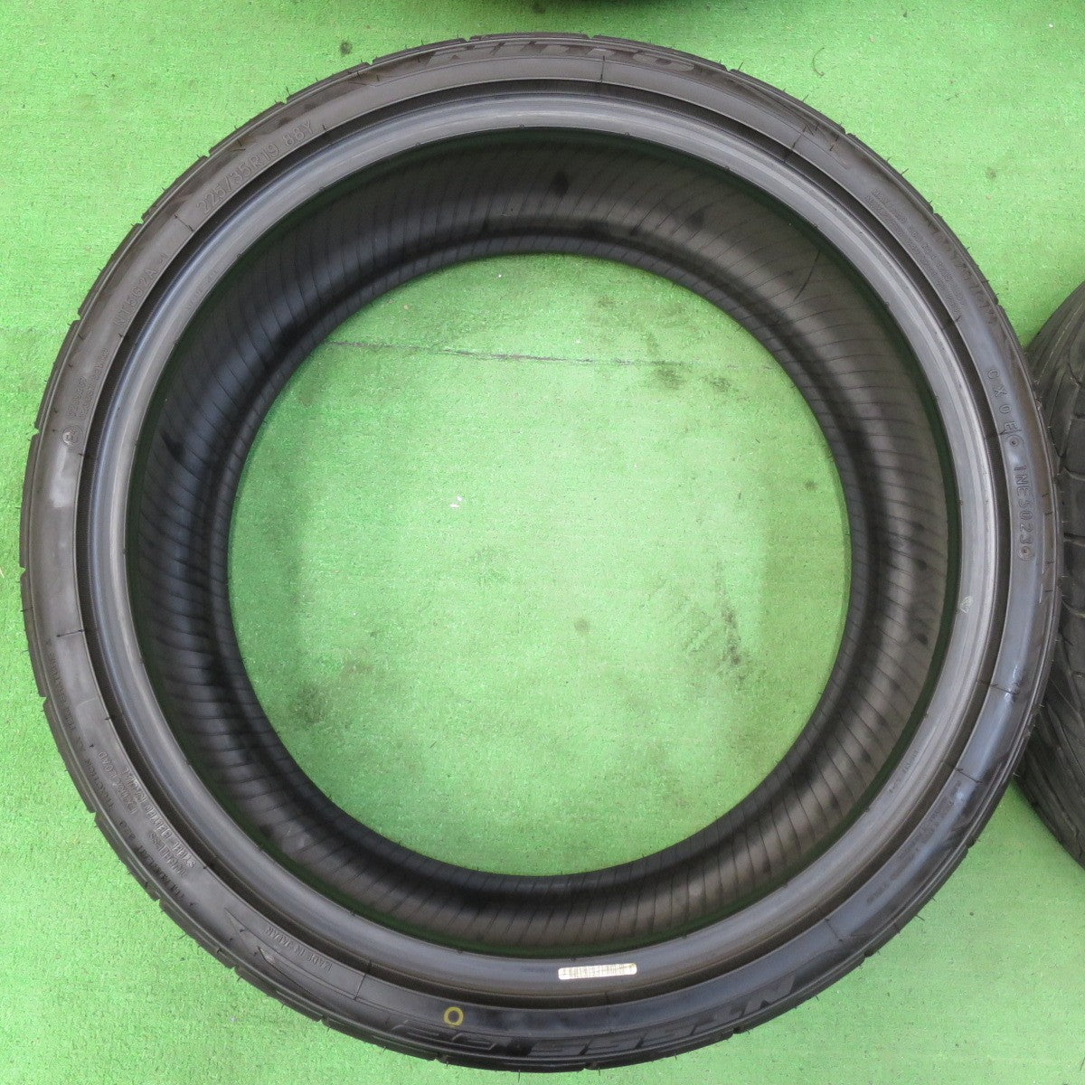 *送料無料* 23年！ほぼ未使用★225/35R19 ニットー NT555 G2 タイヤ 19インチ ベンツ Cクラス BMW 3シリーズ 等★4072903イノタ