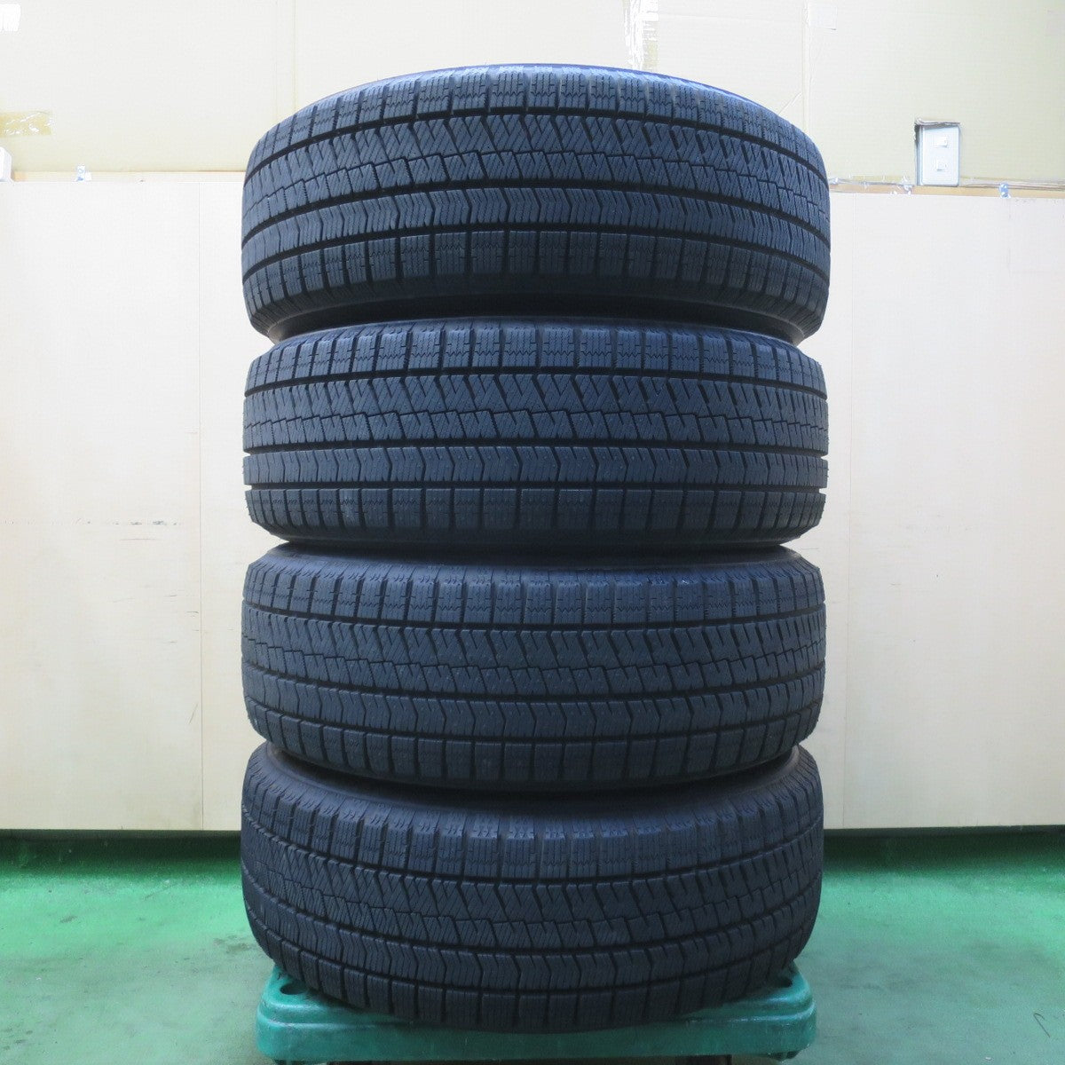 バリ溝！キレイ！ほぼ10分★スタッドレス 225/60R17 ブリヂストン ブリザック VRX2 G.speed Gスピード 17インチ PCD114.3/5H★6020504イス