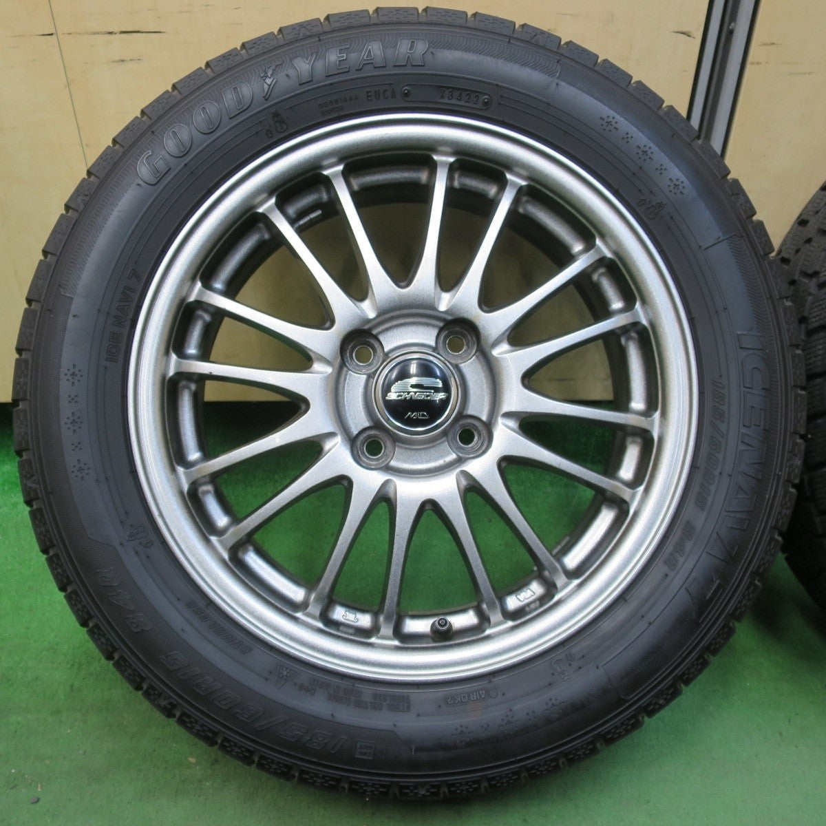 バリ溝！22年！キレイ！9.5分★スタッドレス 185/60R15 グッドイヤー アイスナビ7 SCHNEIDER MiD シュナイダー 15インチ PCD100/4H★5033104イス