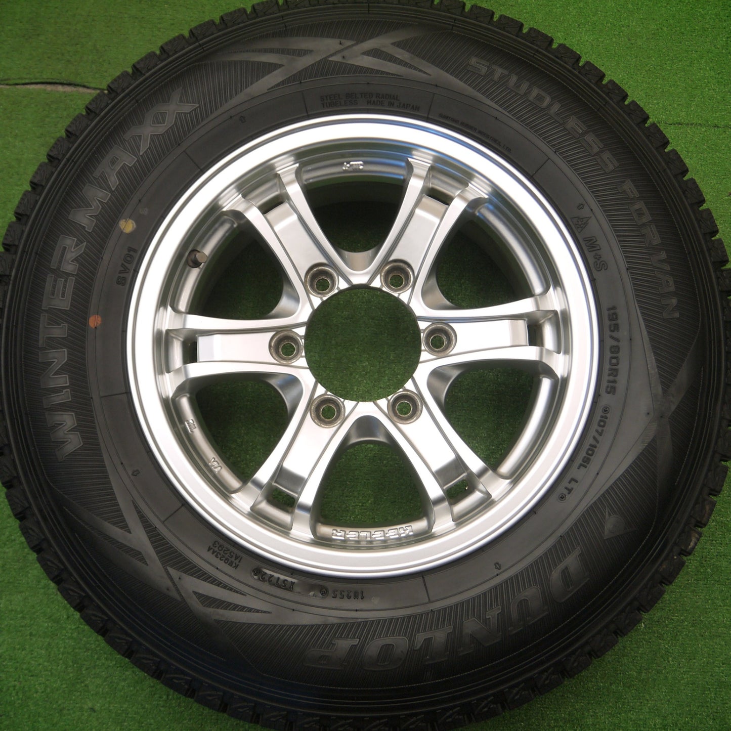 [送料無料] バリ溝！22年！キレイ！9.5分以上★ハイエース 等 KEELER 195/80R15 スタッドレス ダンロップ ウインターマックス SV01 キーラー 15インチ PCD139.7/6H★4111808Hス