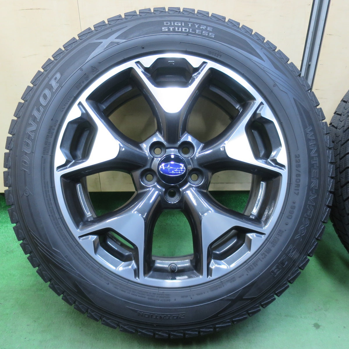 バリ溝！キレイ！9分★スバル XV フォレスター 等 純正 225/60R17 スタッドレス ダンロップ ウインターマックス SJ8 17インチ PCD100/5H★5122601イス