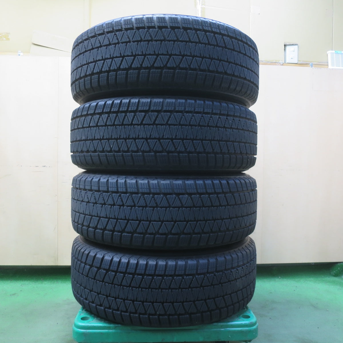 バリ溝！22年！9.5分◎スタッドレス 225/60R17 ブリヂストン ブリザック DM-V3 Slayer 社外 アルミ 17インチ PCD114.3/5H◎6062001イス