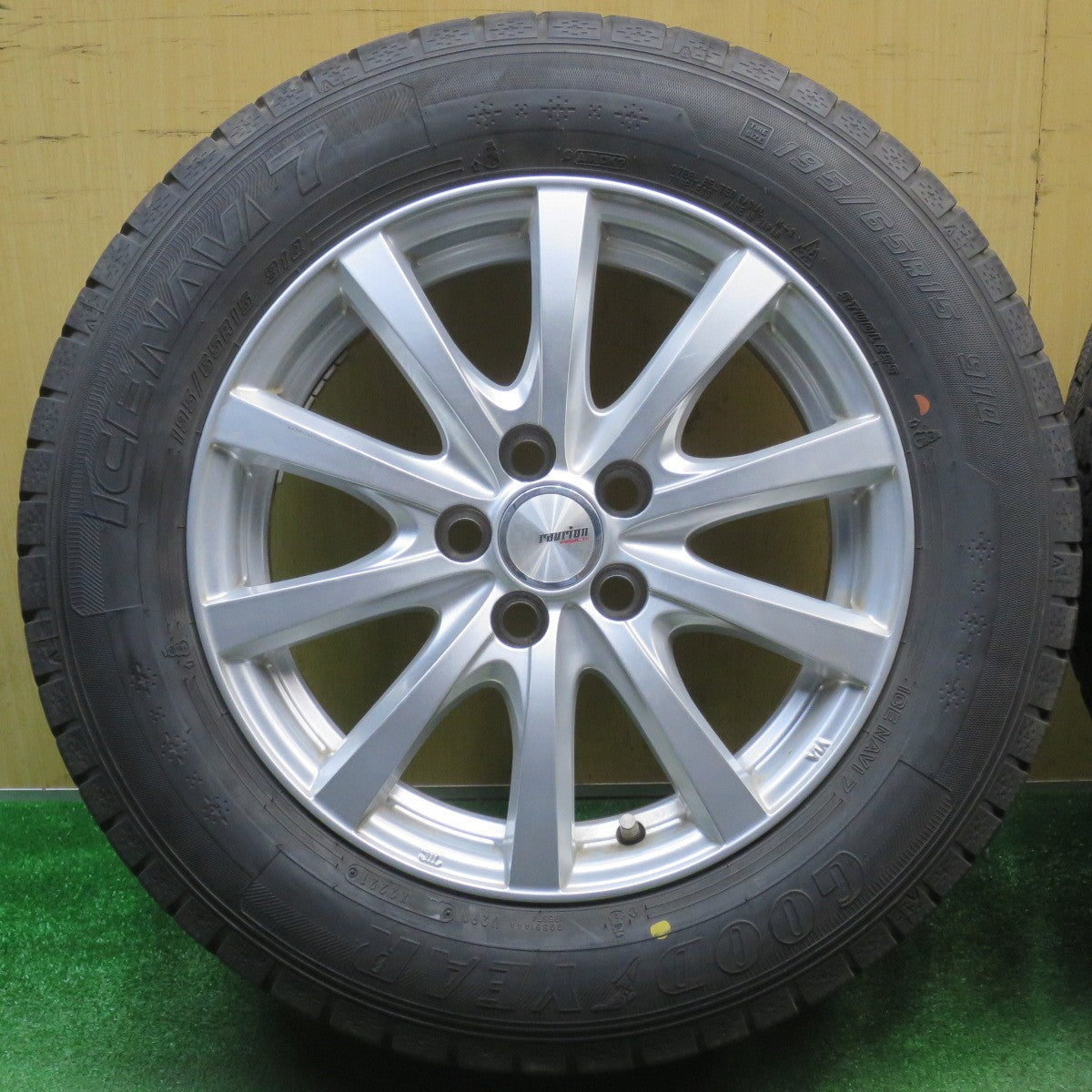 バリ溝！キレイ！8.5分★プリウス 等 195/65R15 スタッドレス グッドイヤー アイスナビ7 ravrion RS01 ラブリオン 15インチ PCD100/5H★6022001NJス