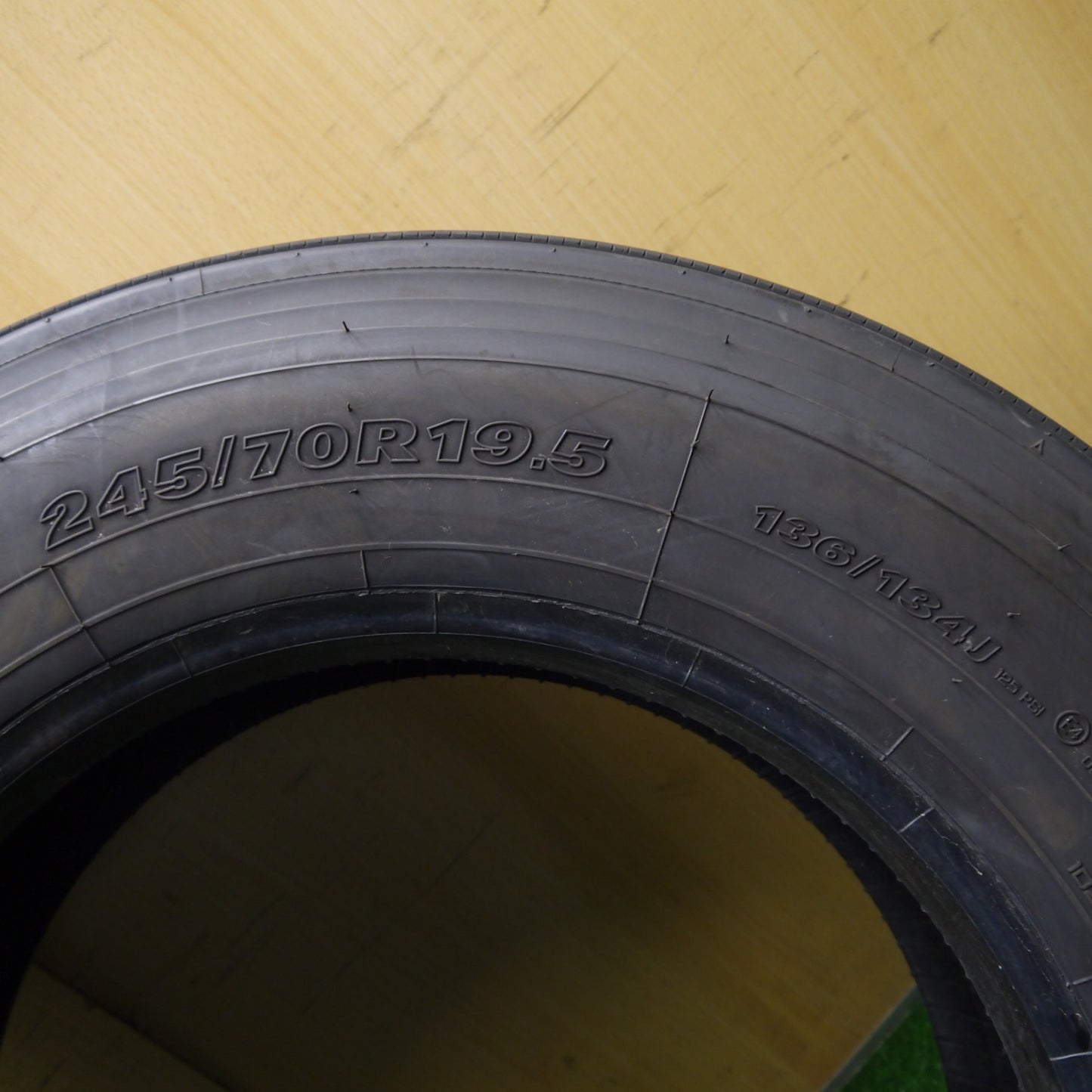 バリ溝！24年！8.5分！1本★トラック タイヤ 245/70R19.5 136/134J ヨコハマ ZEN 102ZE 19.5インチ★6032509Hノタ
