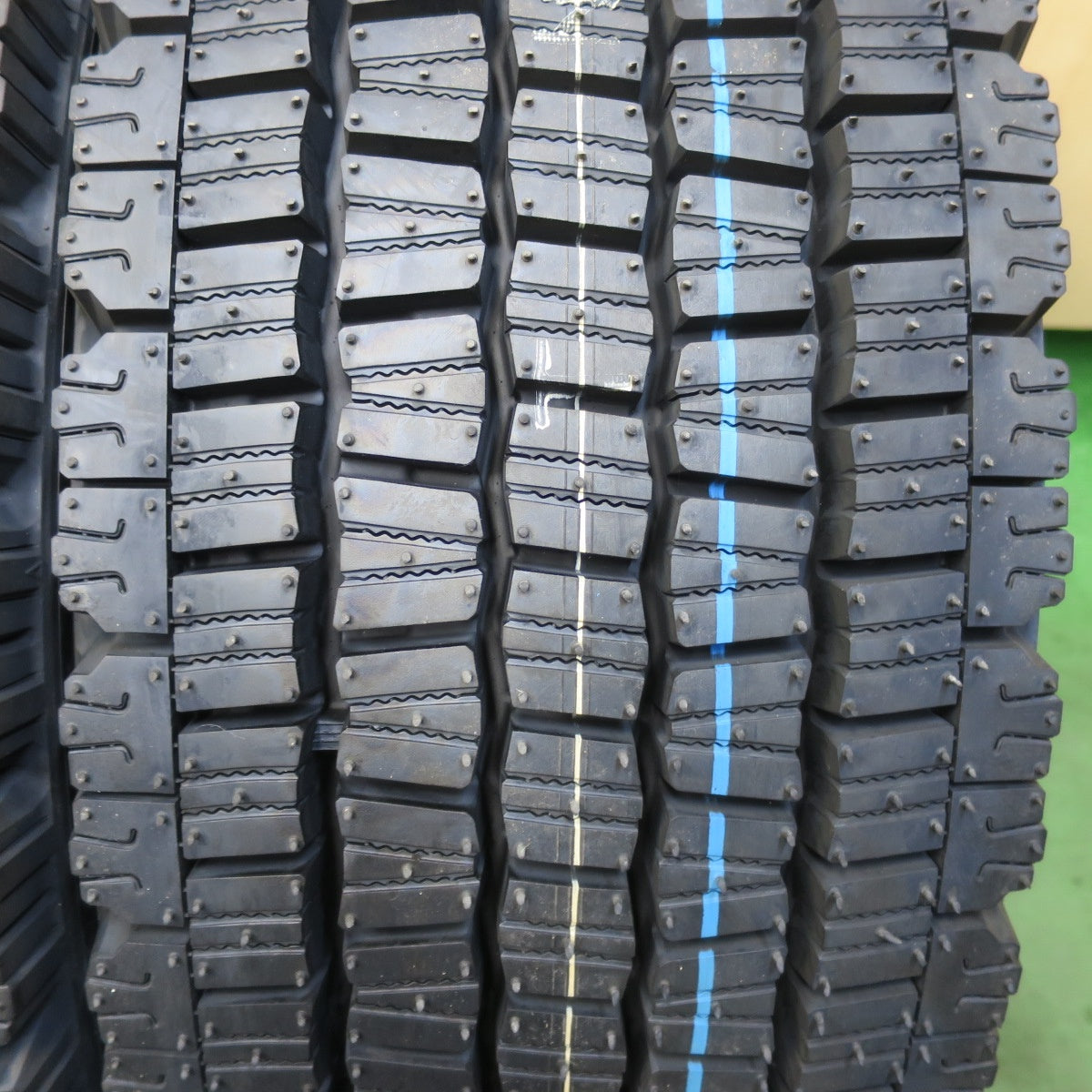 未使用！25年！2本★トラック タイヤ 245/70R19.5 136/134J スタッドレス ダンロップ デクテス SP081 DECTES 19.5インチ★5111601イスタ