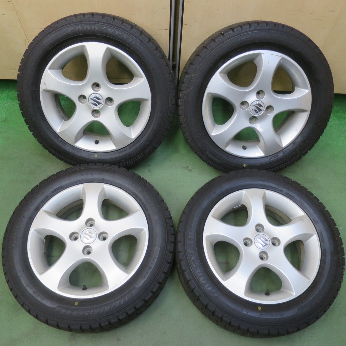 バリ溝！24年！9.5分◎スズキ スイフト スプラッシュ 純正 175/65R15 スタッドレス グッドイヤー アイスナビ7 15インチ PCD100/4H◎6081214イス