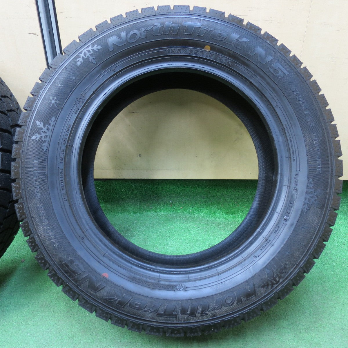 [送料無料] ほぼ未使用！22年★スタッドレス 195/65R15 オートバックス ノーストレック N5 タイヤ 15インチ ノア ヴォクシー ステップワゴン セレナ等★4120605イスタ