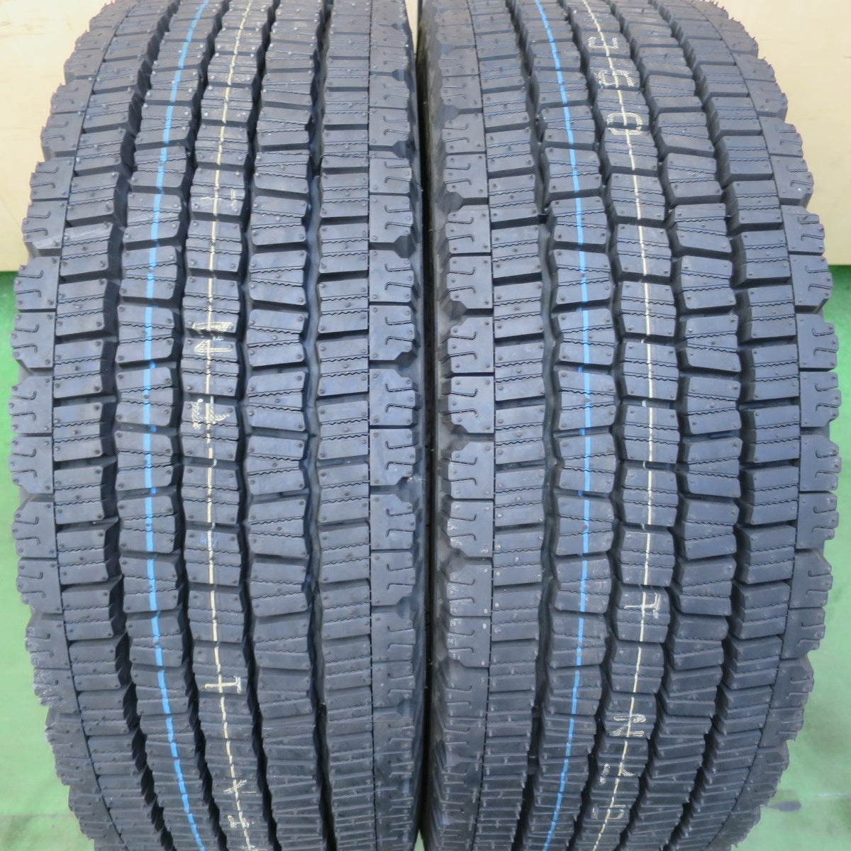 未使用！25年！2本★トラック バス タイヤ 245/70R19.5 136/134J スタッドレス ダンロップ デクテス SP081 DECTES 19.5インチ★6040601イスタ
