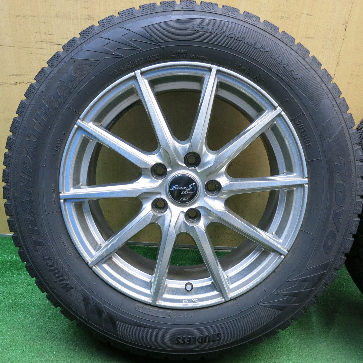 バリ溝！キレイ！9分◎スタッドレス 225/65R17 トーヨー ウインター トランパス TX Euro-S Stream MiD ユーロS 17インチ PCD114.3/5H◎6100401HAス