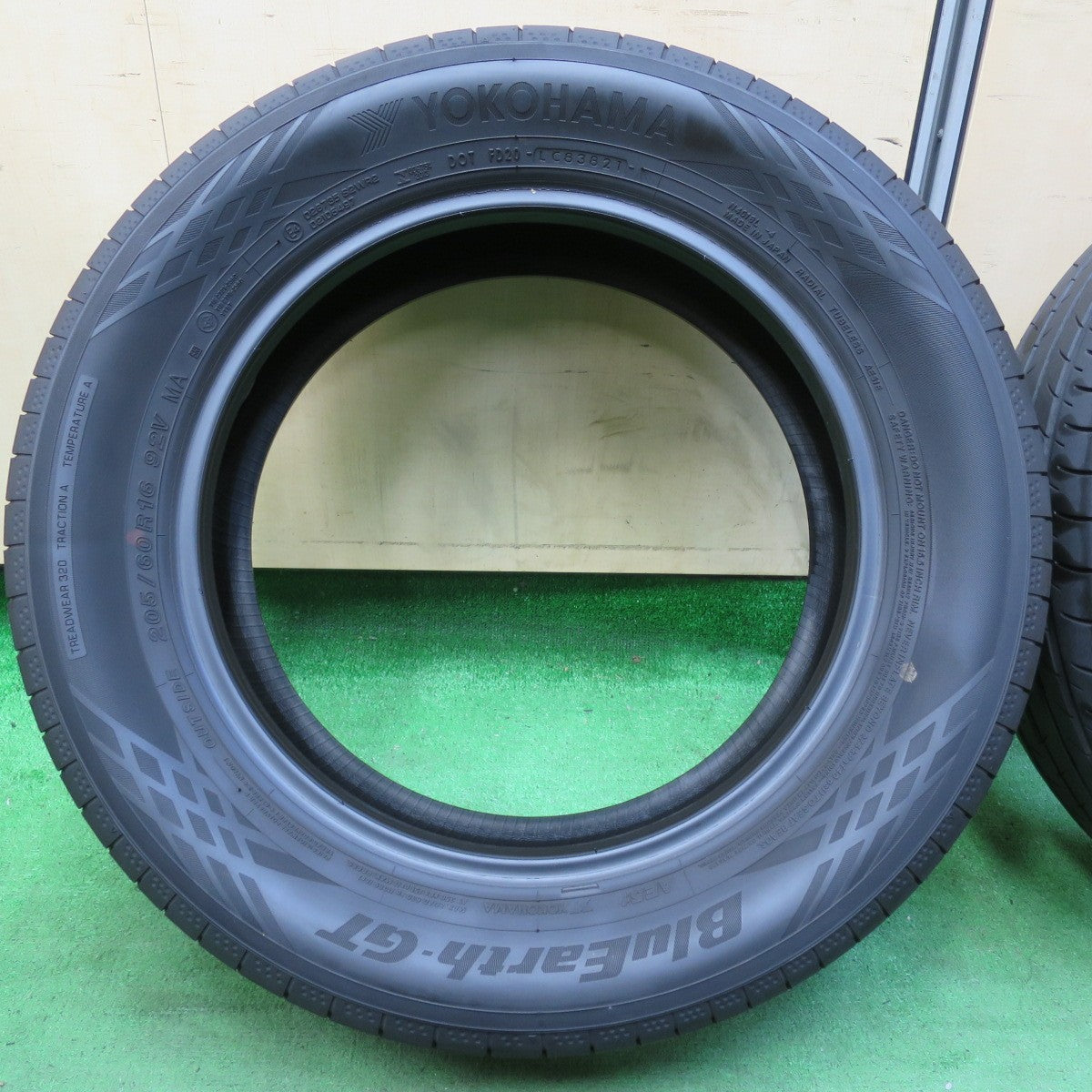 [送料無料] バリ溝！21年！9分★205/60R16 ヨコハマ BluEarth-GT AE51 タイヤ 16インチ ノア ヴォクシー レガシィ 等★4092412イノタ