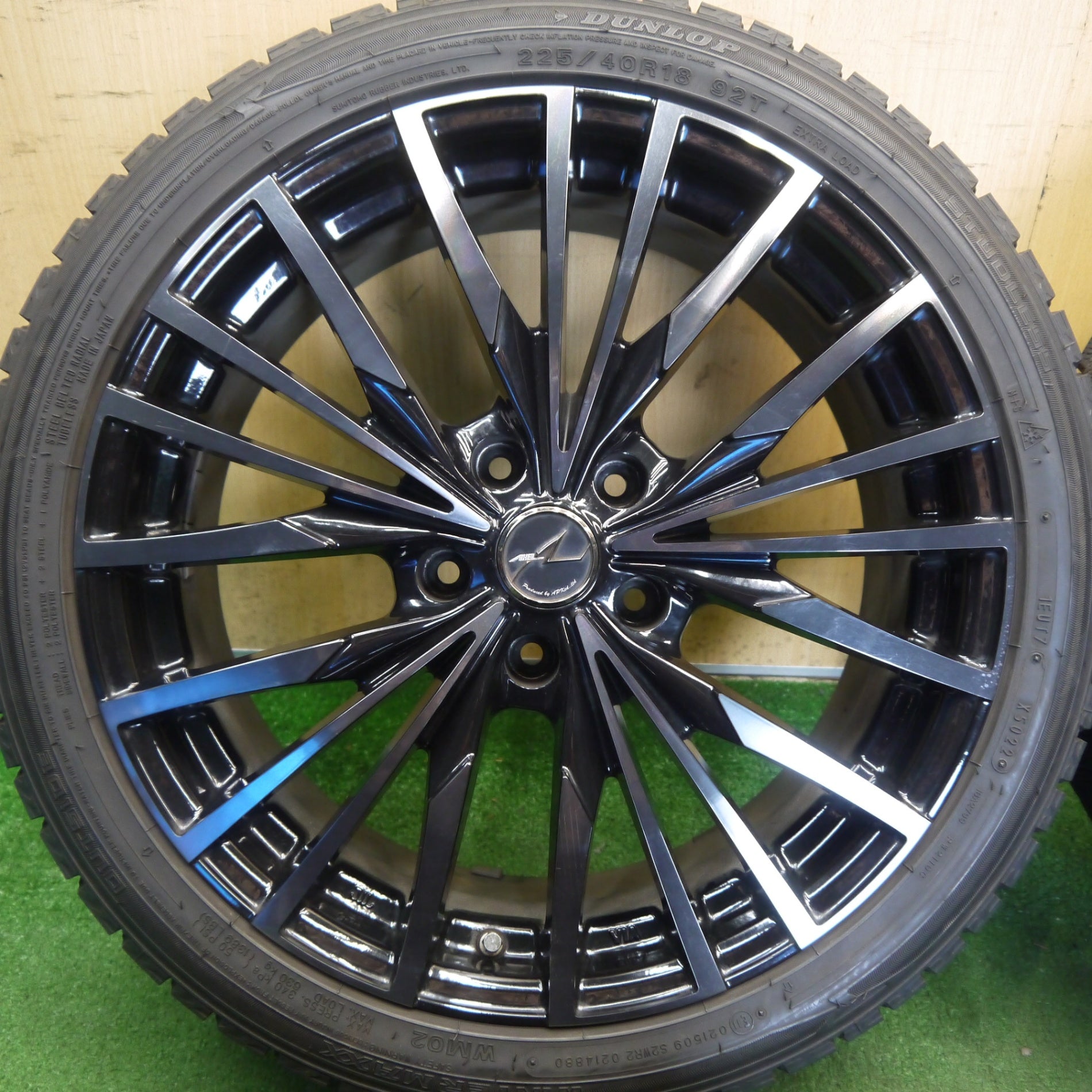 バリ溝！22年！キレイ！9.5分◎スタッドレス 225/40R18 ダンロップ