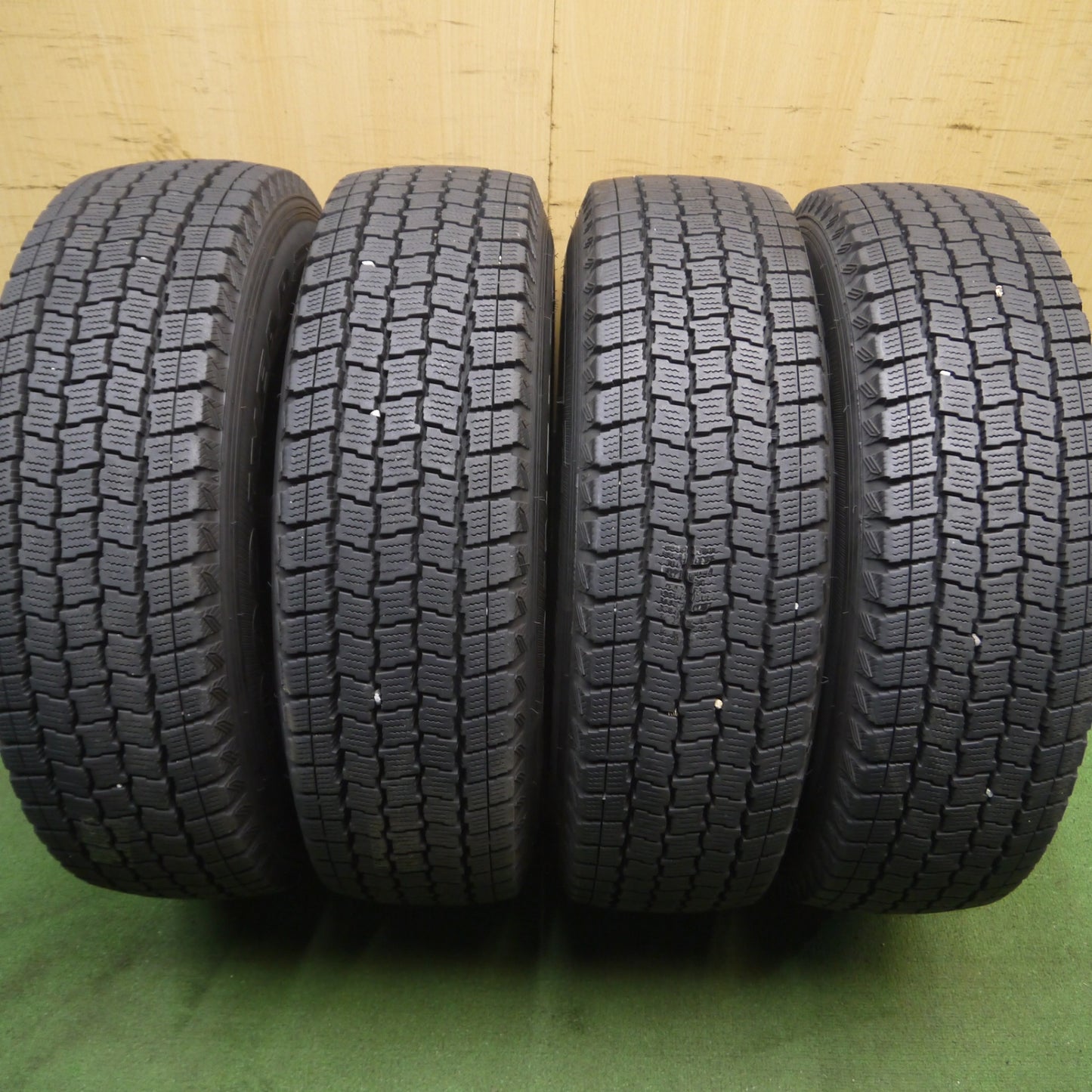 *送料無料* バリ溝！キレイ！9.5分★ハイエース等 195/80R15 スタッドレス グッドイヤー アイスナビ カーゴ D.O.S. SJ-T6 DOS PCD139.7/6H★4032711Hス