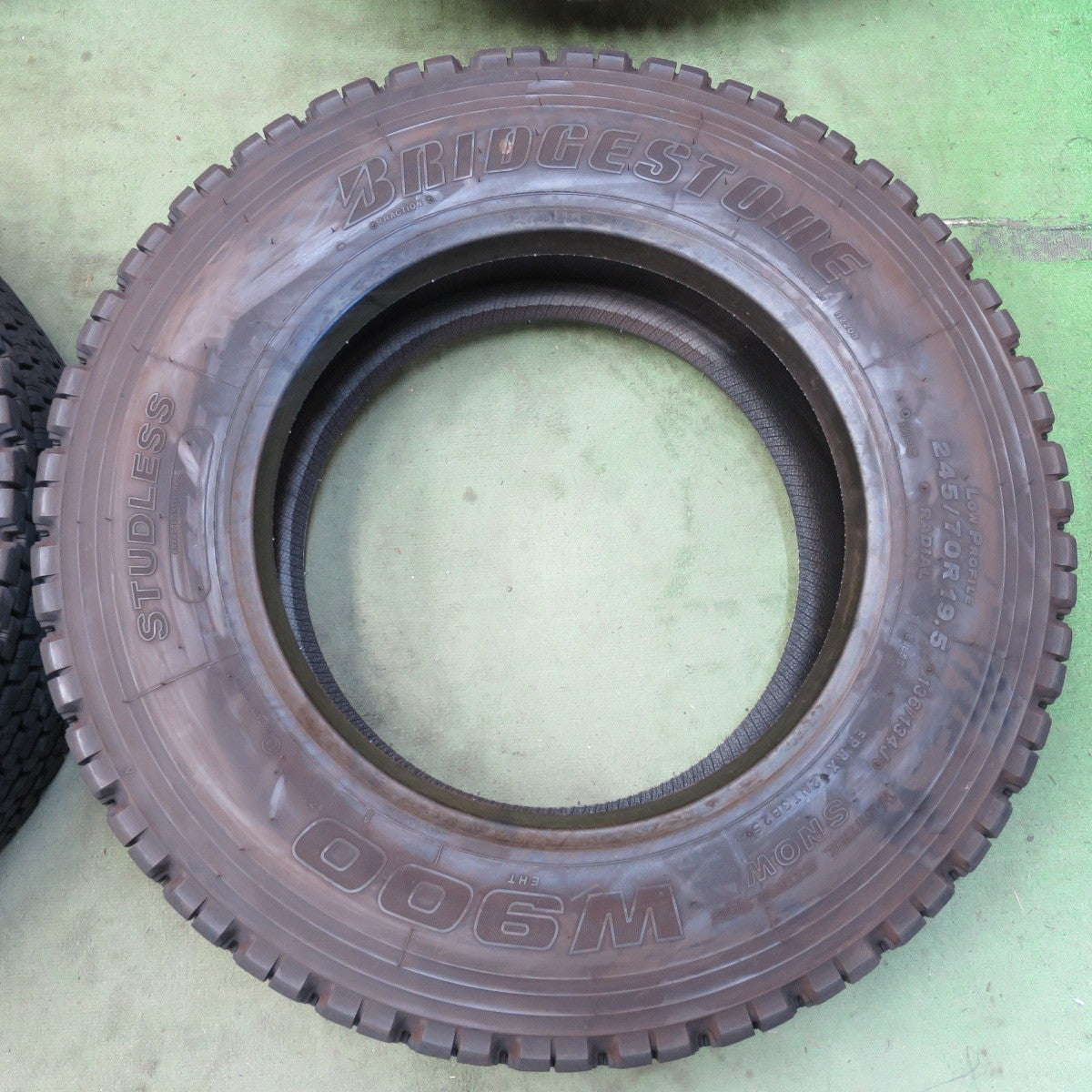 バリ溝！25年！9分★トラック タイヤ 245/70R19.5 136/134J スタッドレス ブリヂストン W900 19.5インチ★6050513イスタ