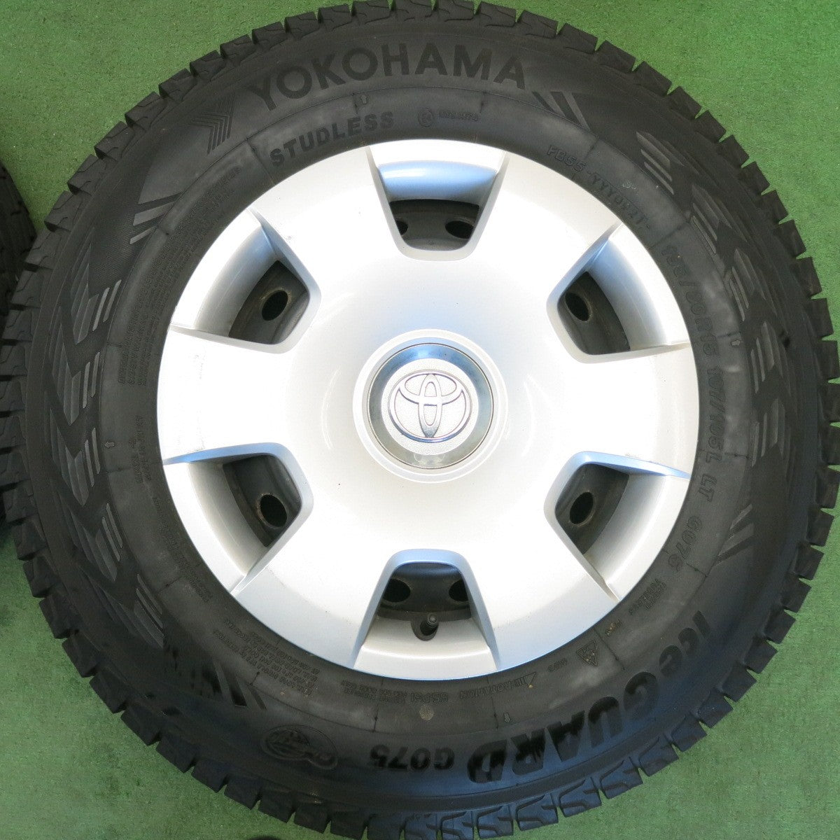バリ溝！9.5分★トヨタ ハイエース 純正 スチール 195/80R15 107/105L スタッドレス ヨコハマ アイスガード G075 15インチ PCD139.7/6H★6051402HAス