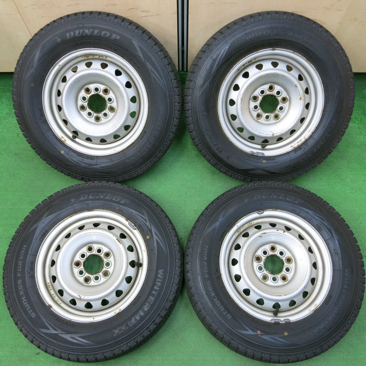 *送料無料* バリ溝！9分★スタッドレス 175R14 8PR ダンロップ ウインターマックス SV01 スチール 14インチ PCD100 114.3/5H マルチ★4053106イス