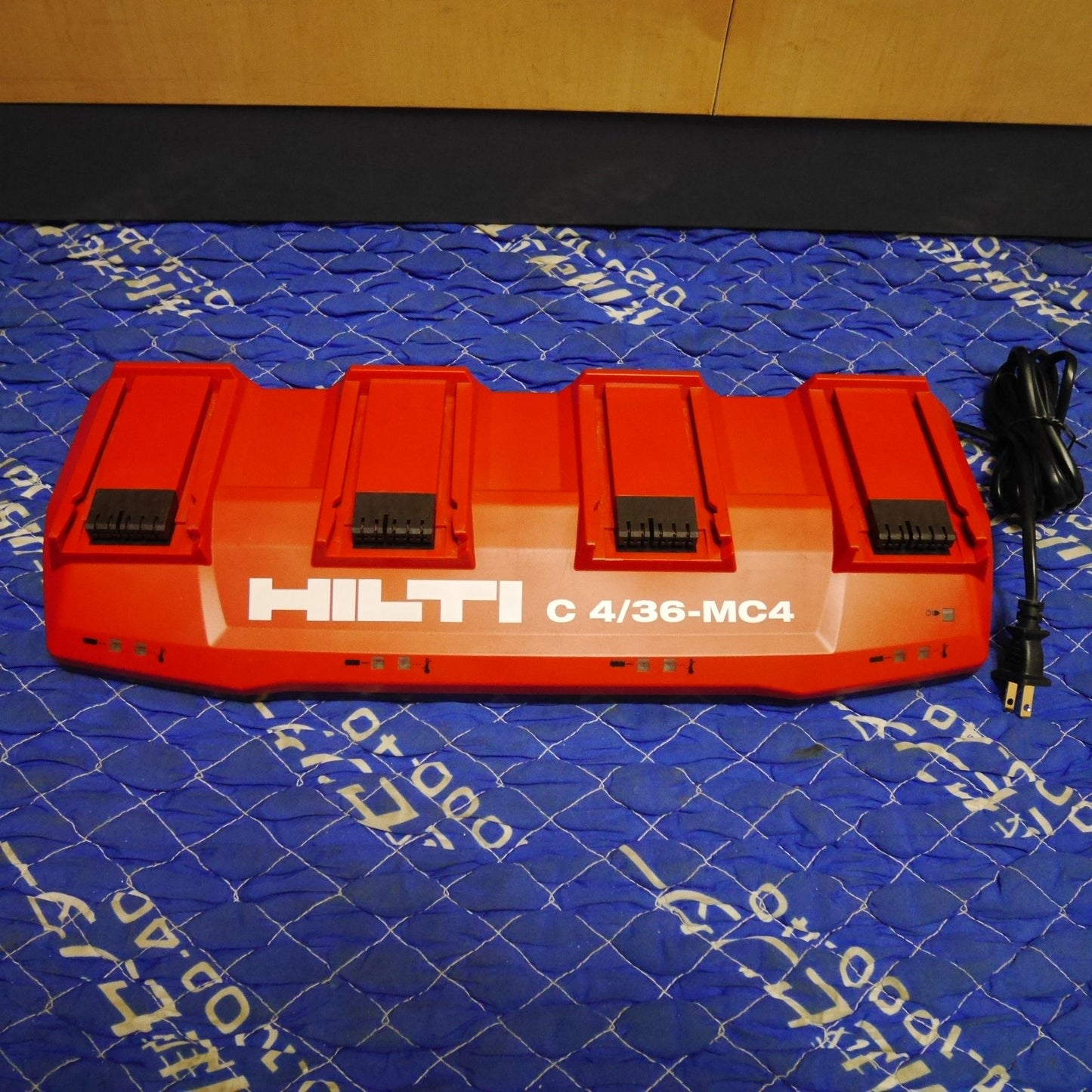 [送料無料] ☆HILTI ヒルティ マルチ チャージャー 4個口 充電器 C4/36-MC4 01 7.2V-36V 電動 工具に 100V①☆