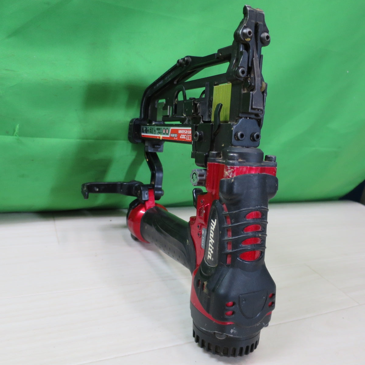 [送料無料] ☆マキタ 高圧 フロア タッカ エアダスタ付 フロア用 ステープル 4MA線 AT450HA ケース付き エア 工具☆