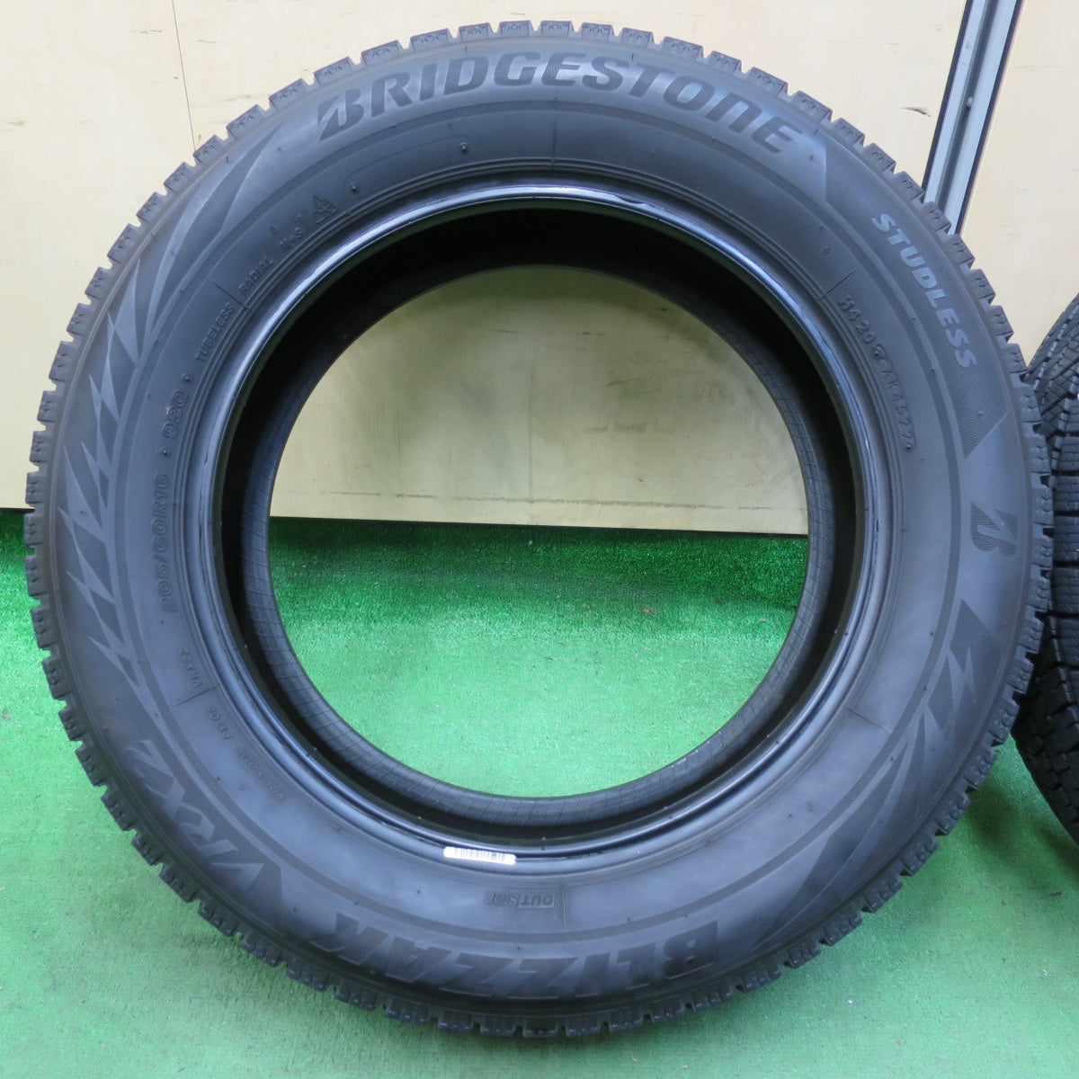 [送料無料] バリ溝！22年！9.5分★スタッドレス 205/60R16 ブリヂストン ブリザック VRX2 タイヤ 16インチ ノア ヴォクシー プリウスα 等★4102105イスタ