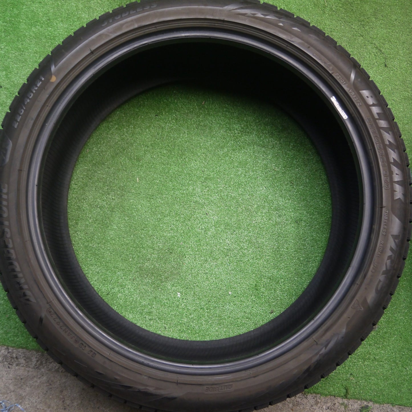 [送料無料] バリ溝！22年！9.5分★スタッドレス 225/45R21 ブリヂストン ブリザック VRX3 タイヤ 21インチ クラウン クロスオーバー RSアドバンス 等★4121101Hスタ