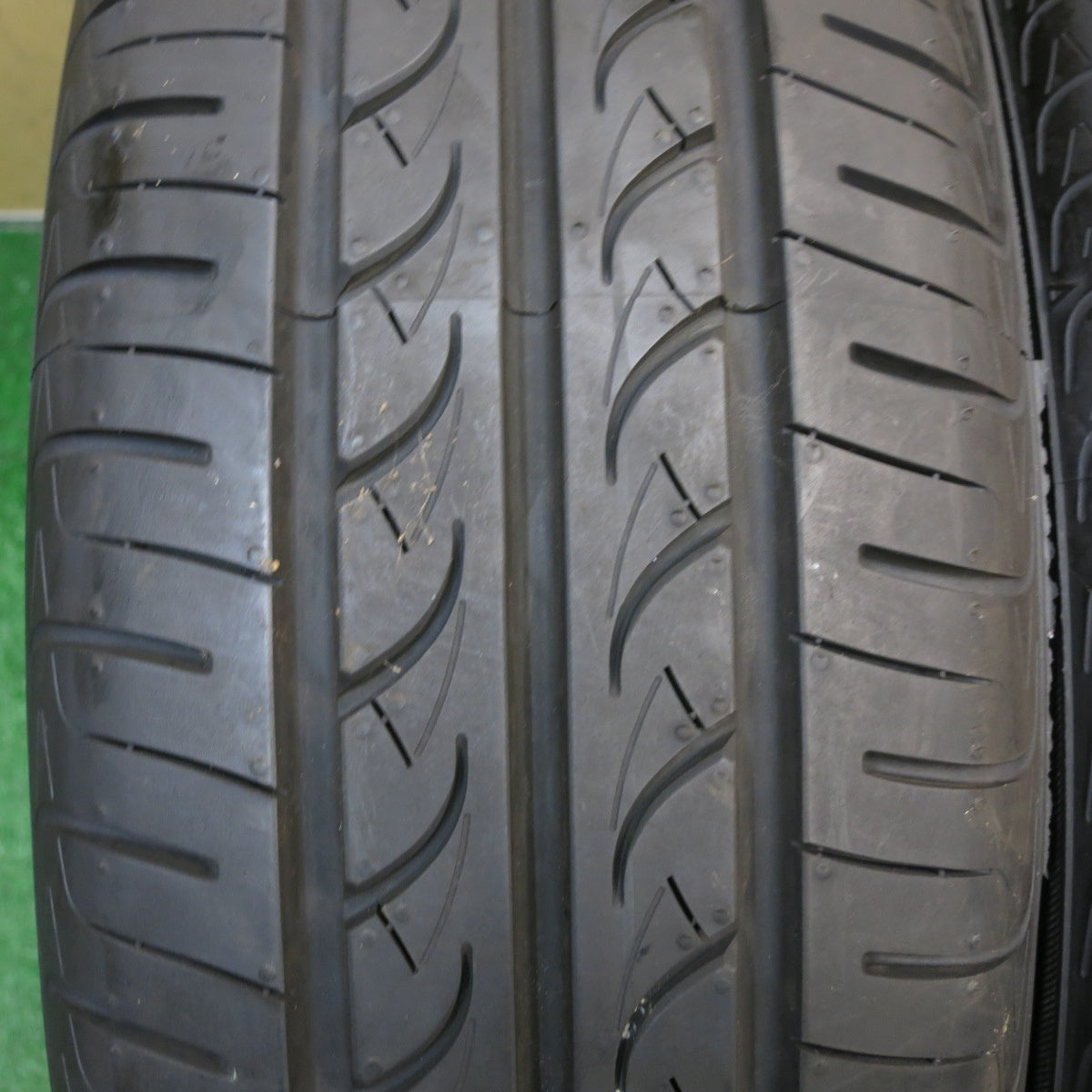 バリ溝！25年！ほぼ10分◎175/70R14 ヨコハマ ブルーアース AE01F タイヤ 14インチ ヤリス アクア ヴィッツ シエンタ 等◎6092110KKノタ