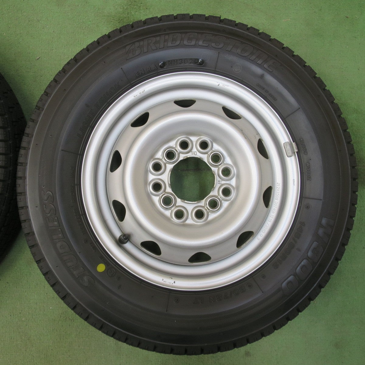 バリ溝！25年！キレイ！9.5分以上★スタッドレス 145/80R12 80/78N ブリヂストン W300 スチール ホイール 12インチ PCD100 110 114.3/4H マルチ★6041807イス