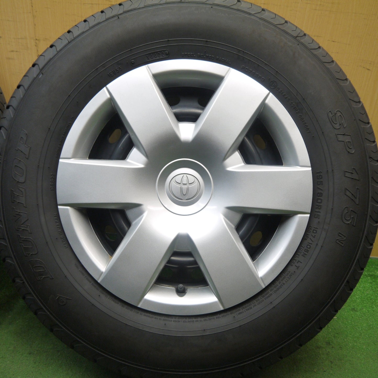 バリ溝！22年！キレイ！9.5分★トヨタ 200系 ハイエース 純正 スチール 195/80R15 107/105N ダンロップ SP175N 15インチ PCD139.7/6H★5073002Hノ