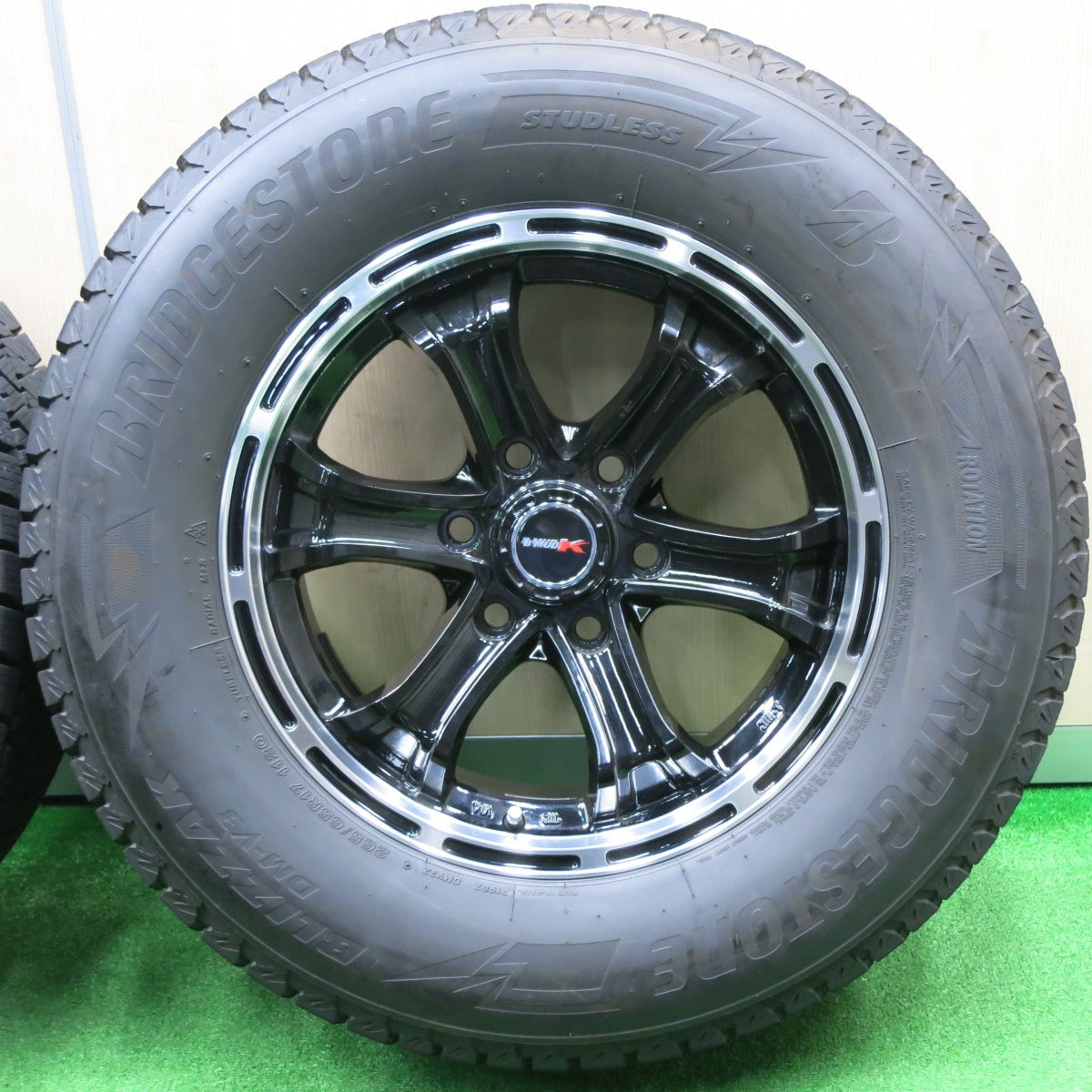 [送料無料] 付属品付！バリ溝！22年！綺麗！9.5分★スタッドレス 265/65R17 ブリヂストン ブリザック DM-V3 B-MUD K BIGWAY PCD139.7/6H★4100801NJス