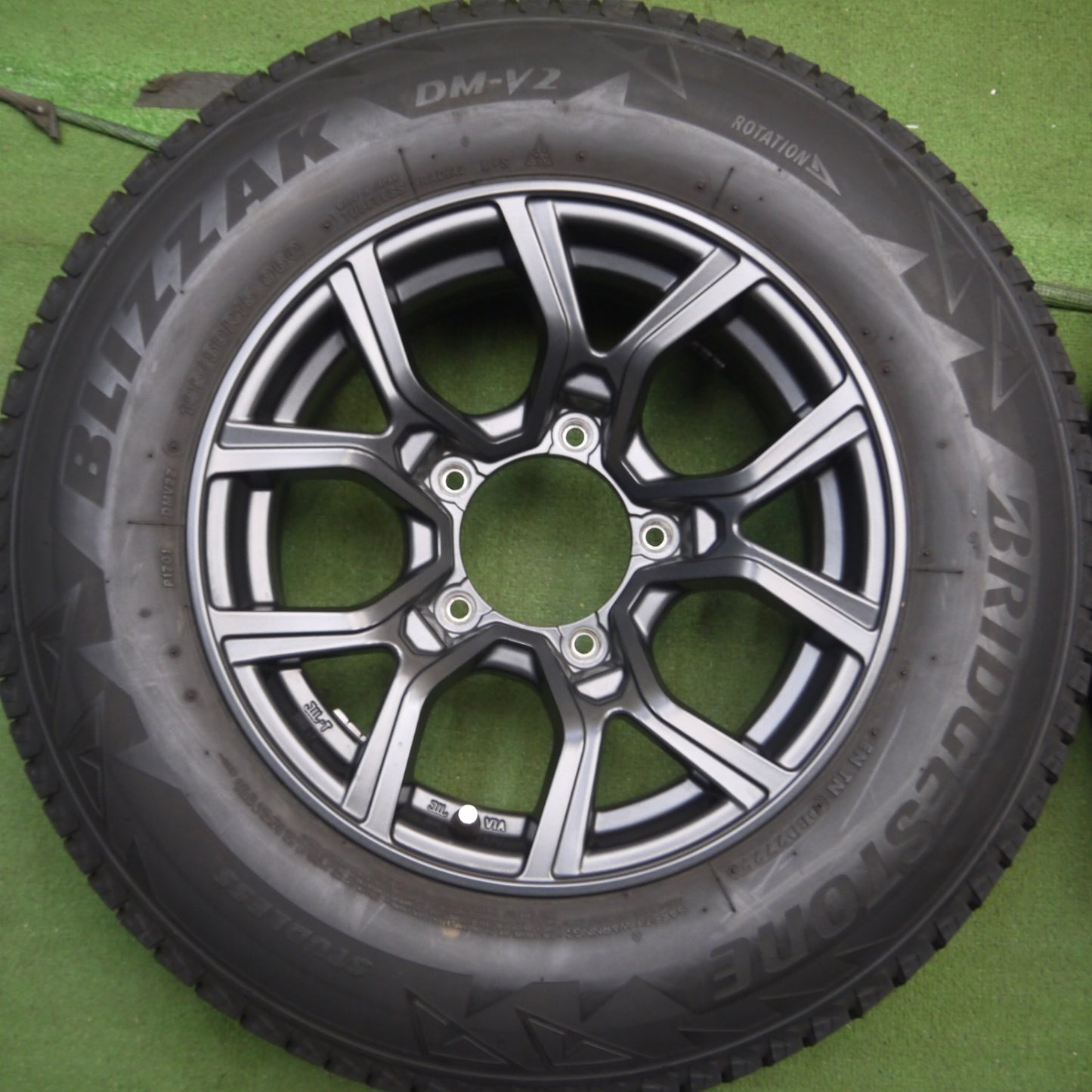 *送料無料* キレイ！22年★ジムニー等 195/80R15 スタッドレス ブリヂストン ブリザック DM-V2 社外 アルミ 15インチ PCD139.7/5H★4051308Hス