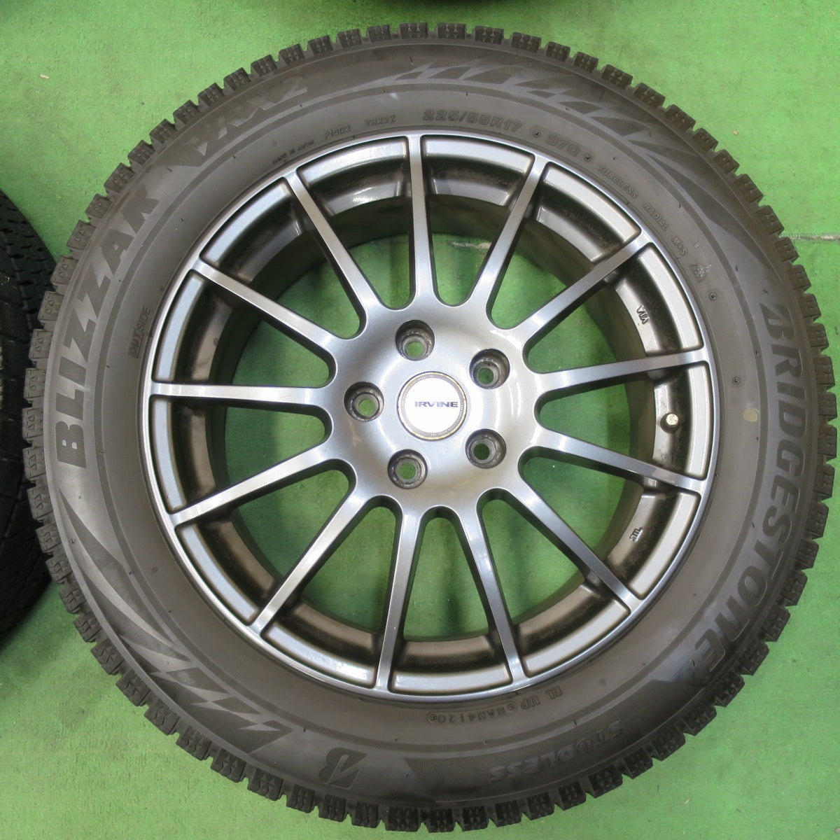 [送料無料] 4本価格！20年★BMW 等 IRVINE F01 225/55R17 スタッドレス ブリヂストン ブリザック VRX2 アーヴィン 17インチ PCD112/5H★4112204イス
