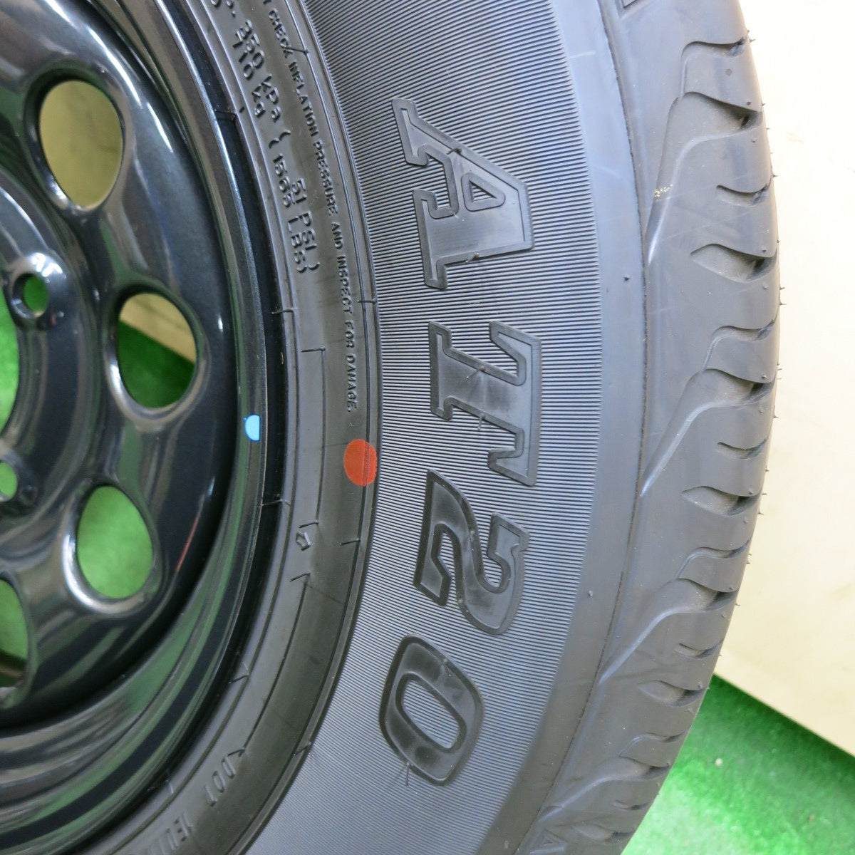 [送料無料] 新車外し！23年！1本★スズキ JB74 ジムニー シエラ 純正 スチール 195/80R15 ダンロップ AT20 グラントレック 15インチ PCD139.7/5H★5011105ナノ