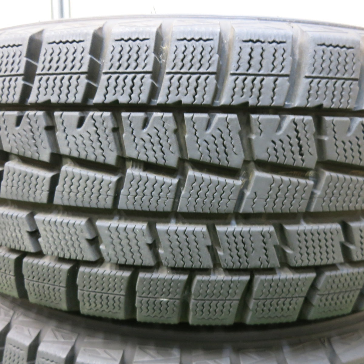 [送料無料] バリ溝！キレイ！9.5分★シエンタ等 185/60R15 スタッドレス ダンロップ ウインターマックス WM01 BAHNS TECH BLEST 15インチ PCD100/5H★4112710SYス