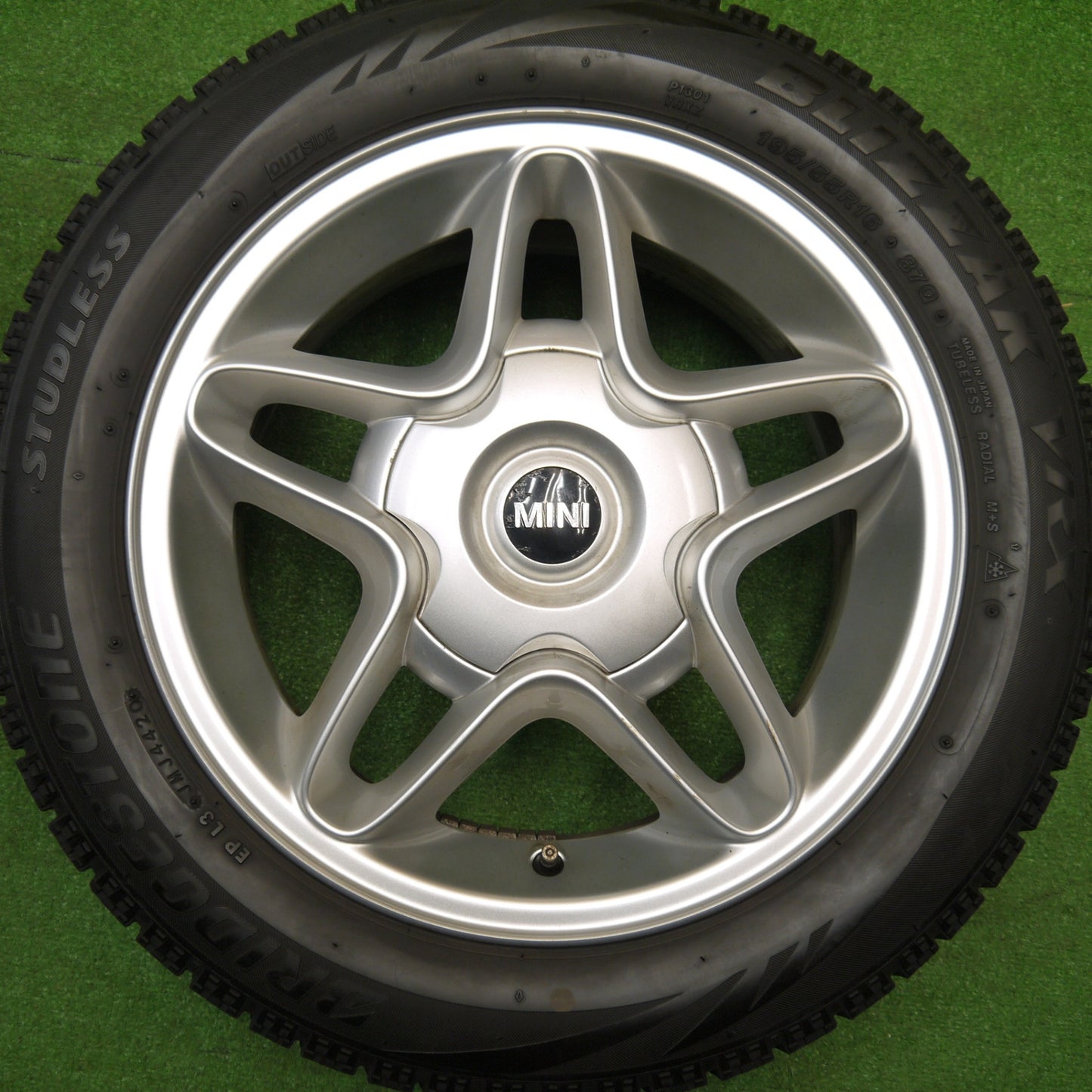 バリ溝！キレイ！8.5分★MINI ミニ クーパー S R55 R56 純正 195/55R16 スタッドレス ブリヂストン ブリザック VRX 16インチ PCD100/4H★5110504Hス