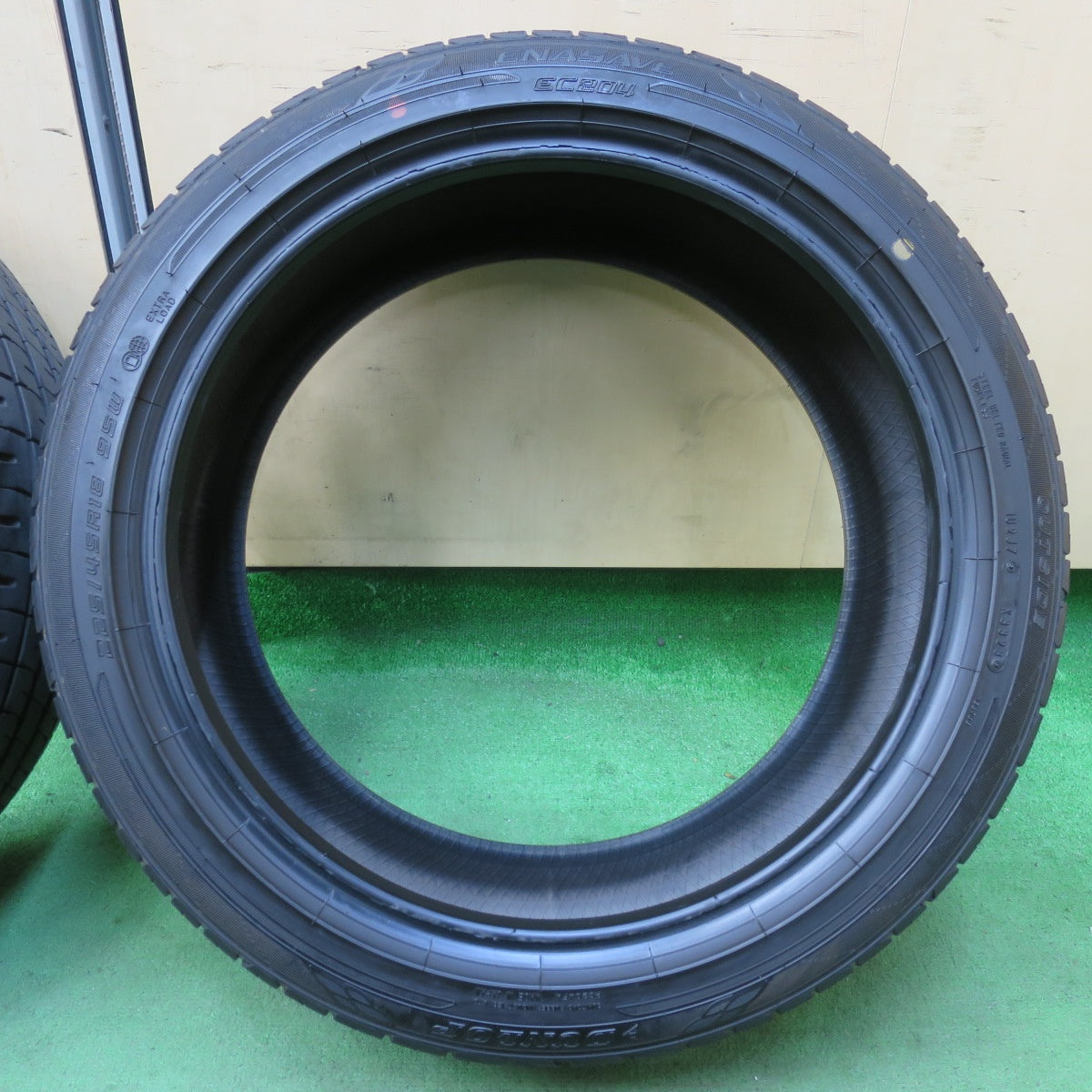 [送料無料] バリ溝！23年！9.5分★225/45R18 ダンロップ エナセーブ EC204 タイヤ 18インチ カムリ クラウン プリウスα オデッセイ レヴォーグ 等★5022106イノタ