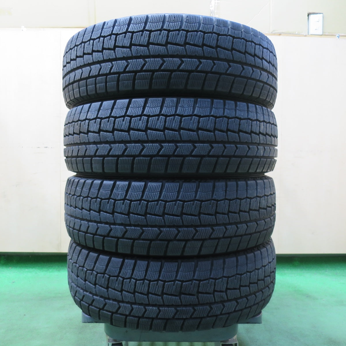 [送料無料] バリ溝！21年！9.5分★スタッドレス 185/65R15 ダンロップ ウインターマックス WM02 15インチ シエンタ ノート アクア フリード ヤリス等★5012404イスタ