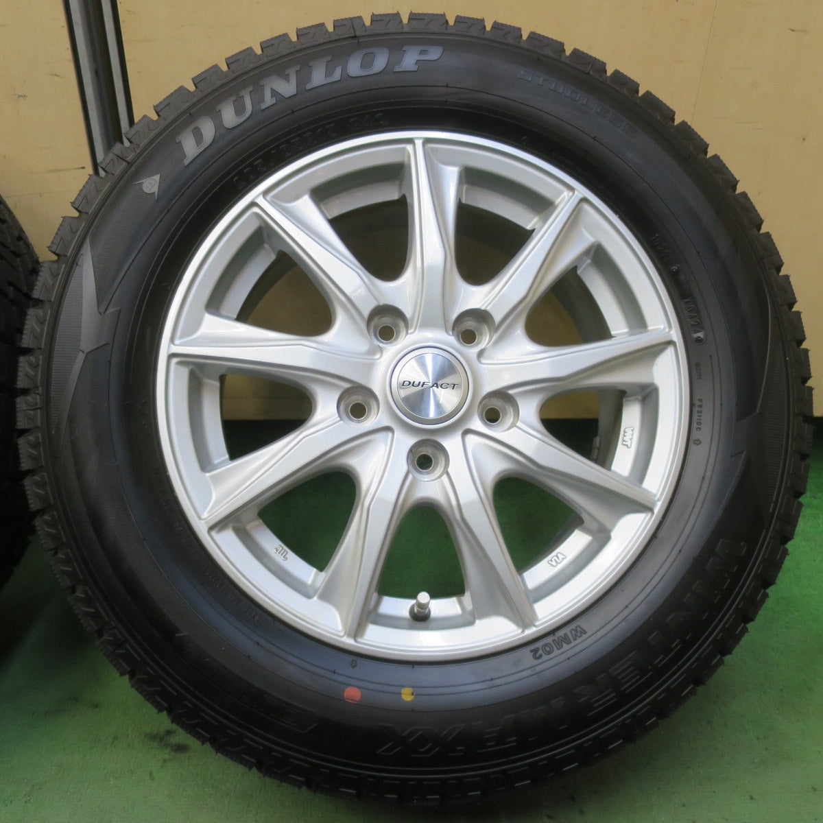 ほぼ未使用！24年！キレイ◎スタッドレス 205/65R15 ダンロップ ウインターマックス WM02 DUFACT デュファクト 15インチ PCD114.3/5H◎6072705イス