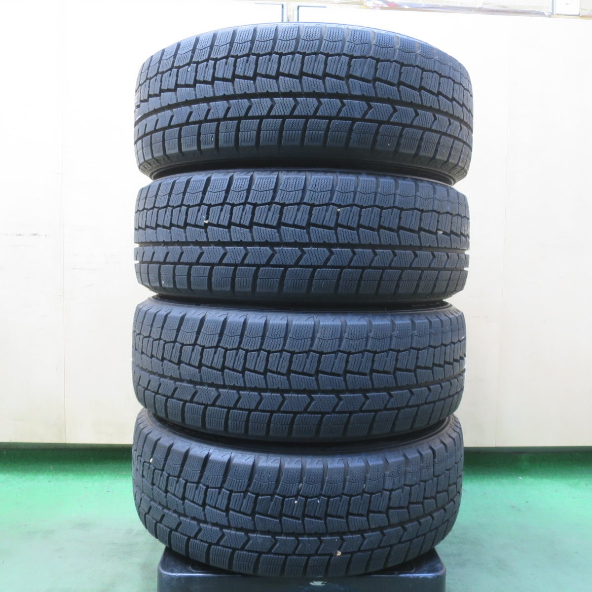バリ溝！24年！キレイ！9.5分以上◎BMW MINI 等 195/55R16 スタッドレス ダンロップ ウインターマックス WM02 Advanceline SV-1 アドバンスライン 16インチ PCD112/5H◎6101304イス