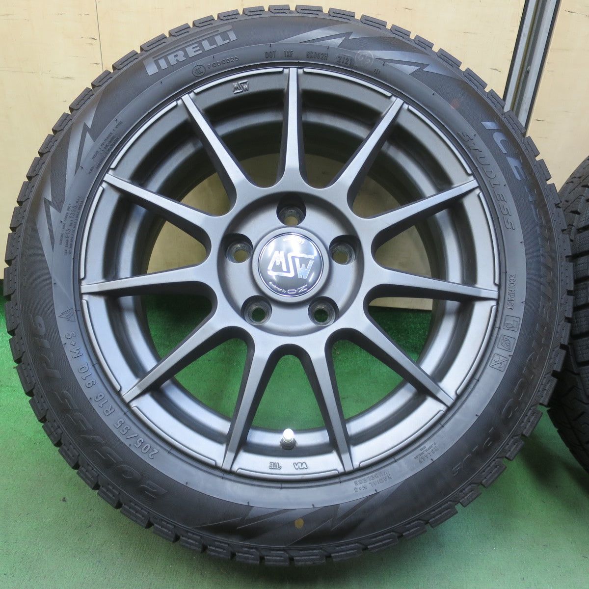 バリ溝！キレイ！9分◎BMW 等 MSW 85 O・Z 205/55R16 スタッドレス ピレリ アイスアシンメトリコ プラス 16インチ PCD120/5H◎6062705イス
