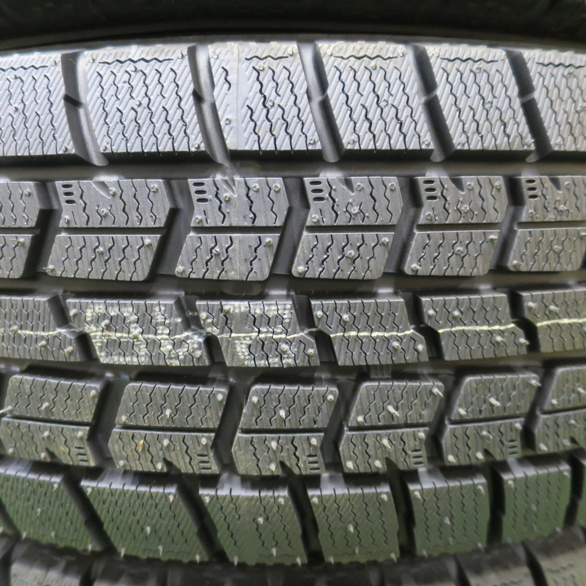 未使用！25年★スタッドレス 195/60R17 グッドイヤー アイスナビ7 タイヤ 17インチ ライズ ロッキー 60系 プリウス 等★6032704NGスタ