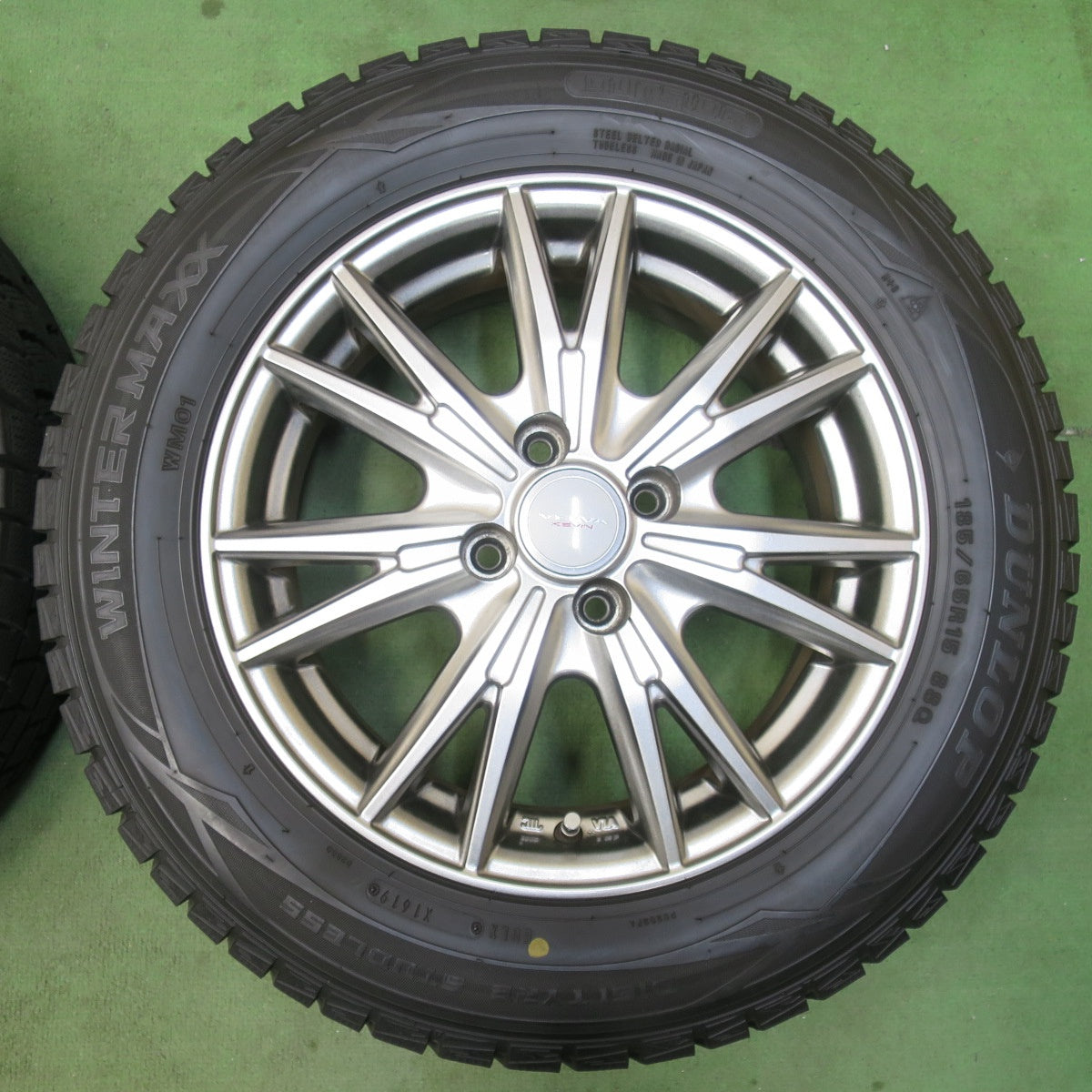 バリ溝！キレイ！9分★スタッドレス 185/65R15 ダンロップ ウインターマックス WM01 VELVA KEVIN ヴェルヴァ ケヴィン 15インチ PCD100/4H★5122916イス